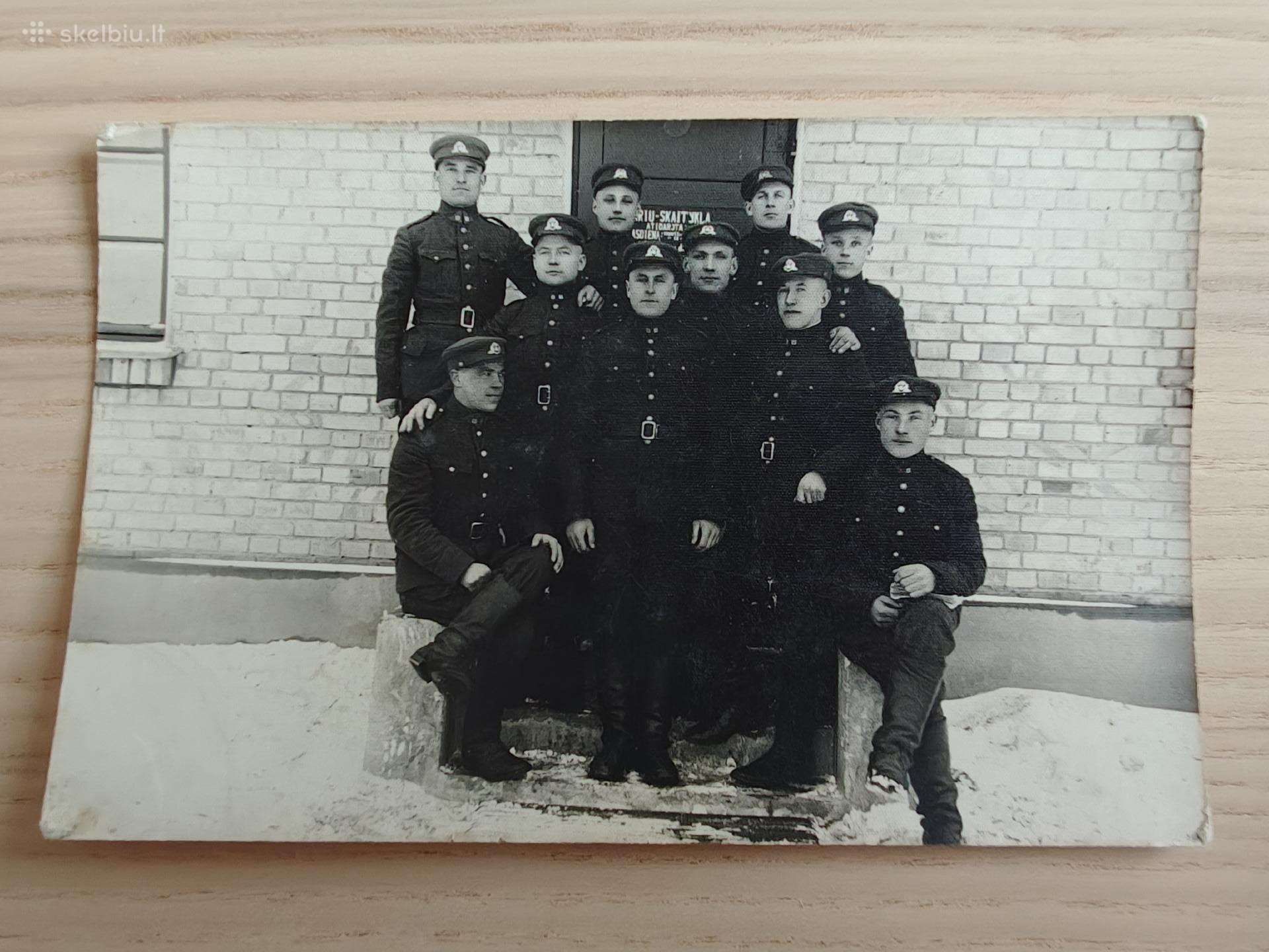 Lietuvos kariai prie karių skaityklos