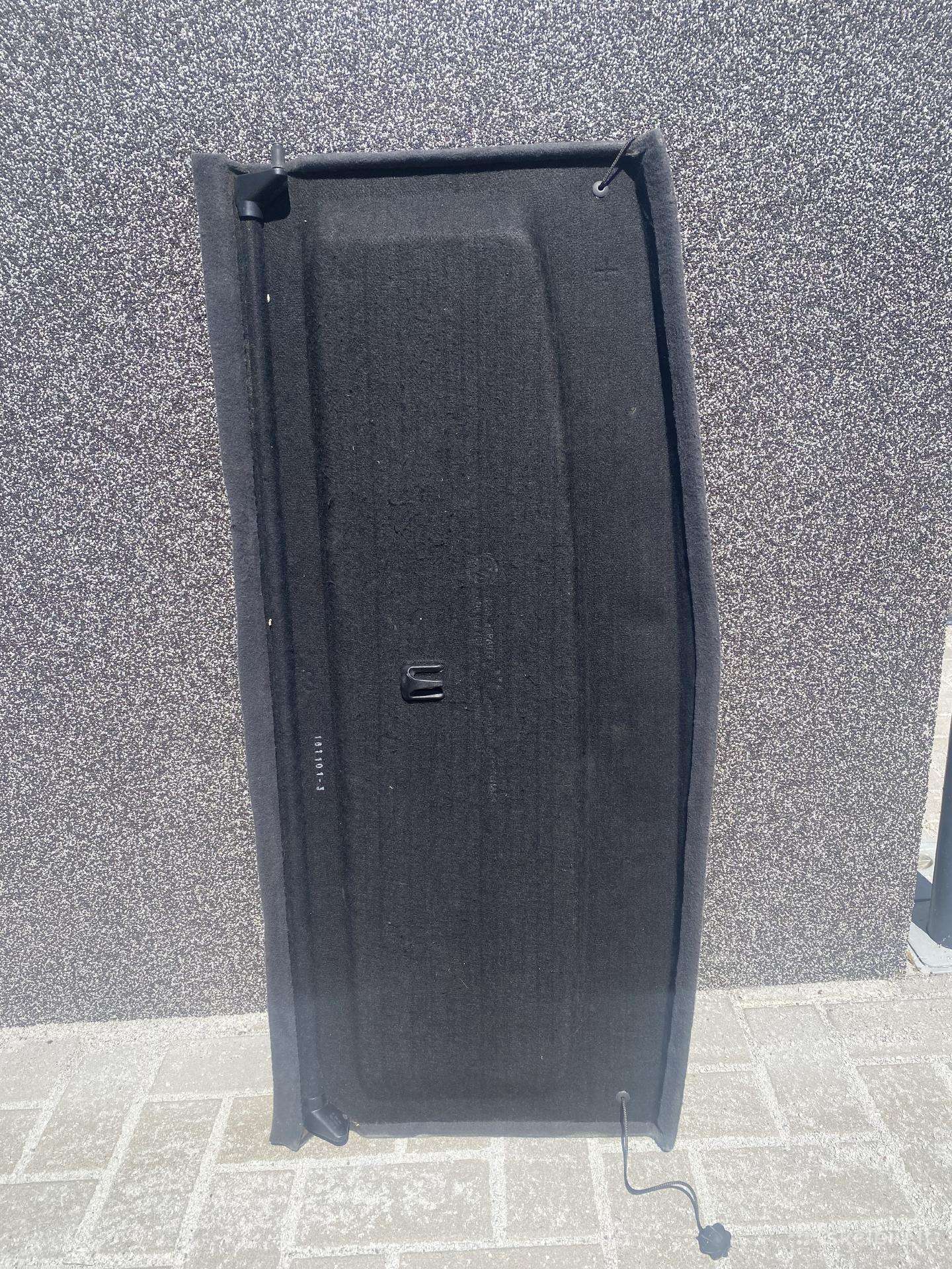 Parduodu VW polo 2000m. bagažinės dangtį.
