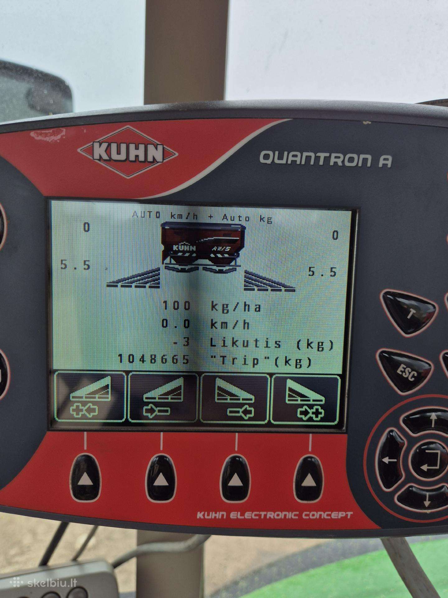 Kuhn 40.2, spreaders