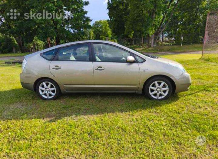 Toyota Prius, Хэтчбек