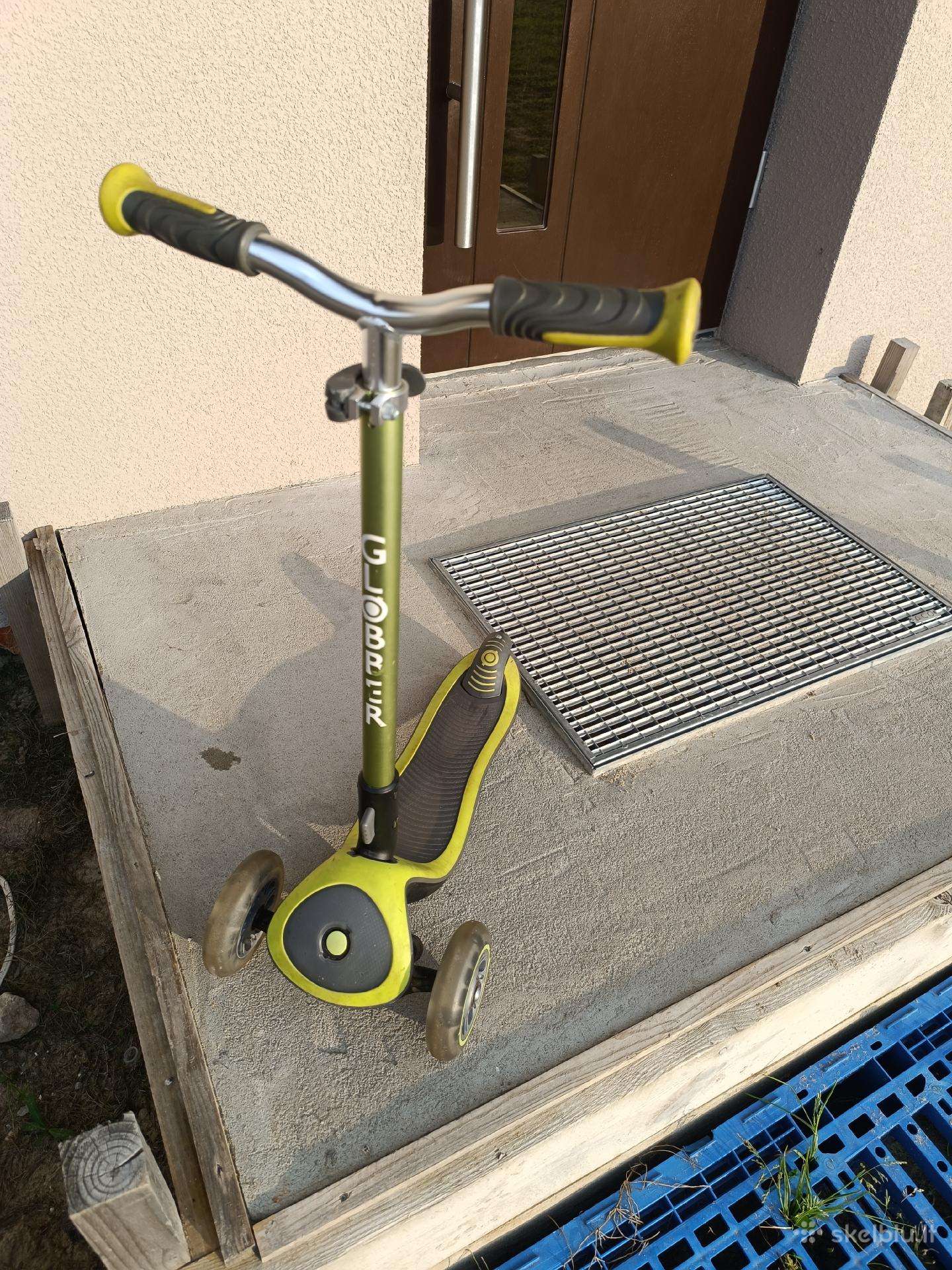 Globber paspirtukas su šviečiančiais LED ratais