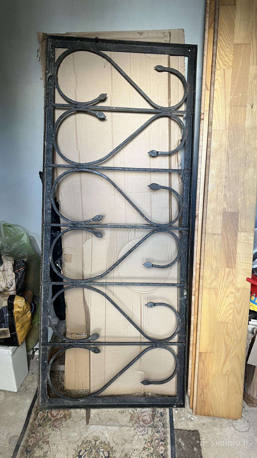 5 dekoratyvinės kaltinio metalo langų grotos