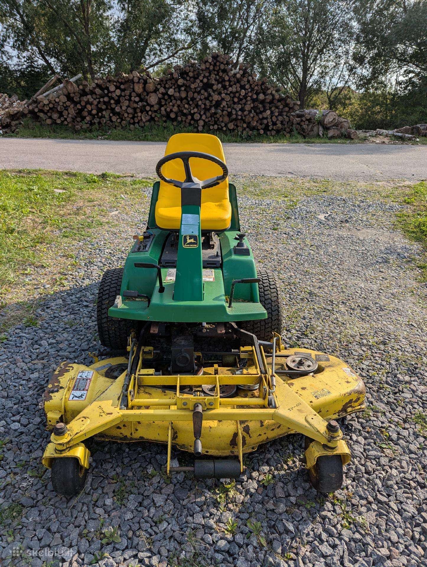 John Deere F725