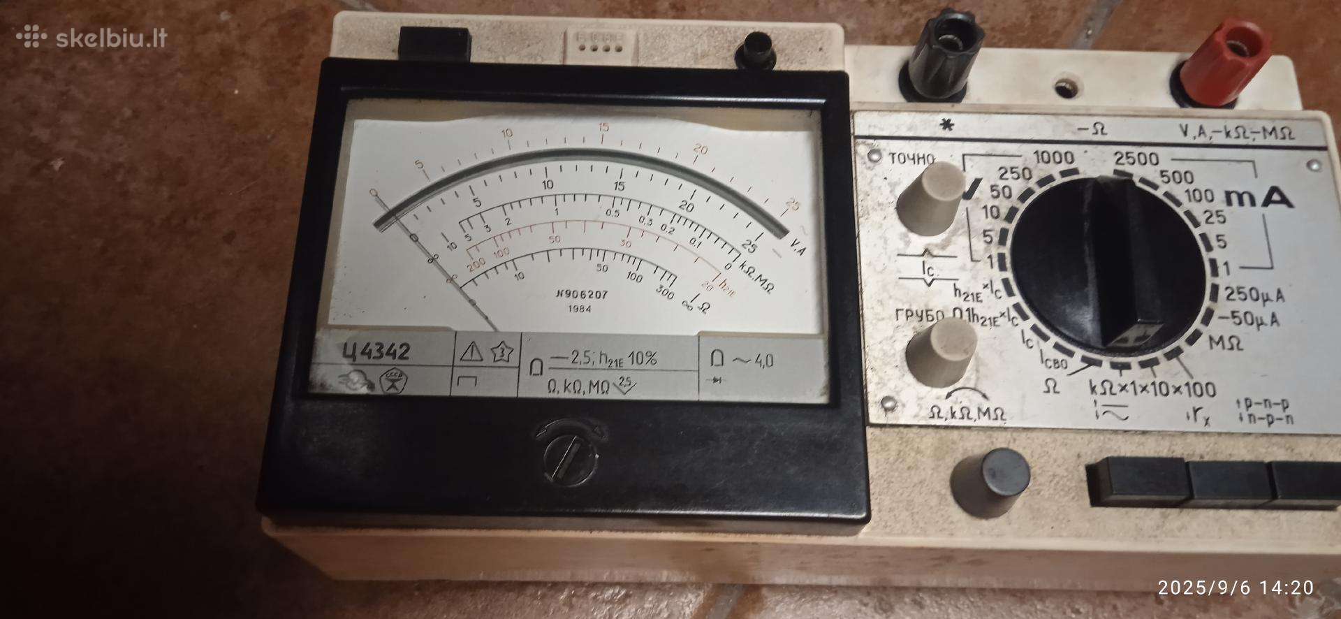 Tarybinių laikų analoginiai matavimo prietaisai.