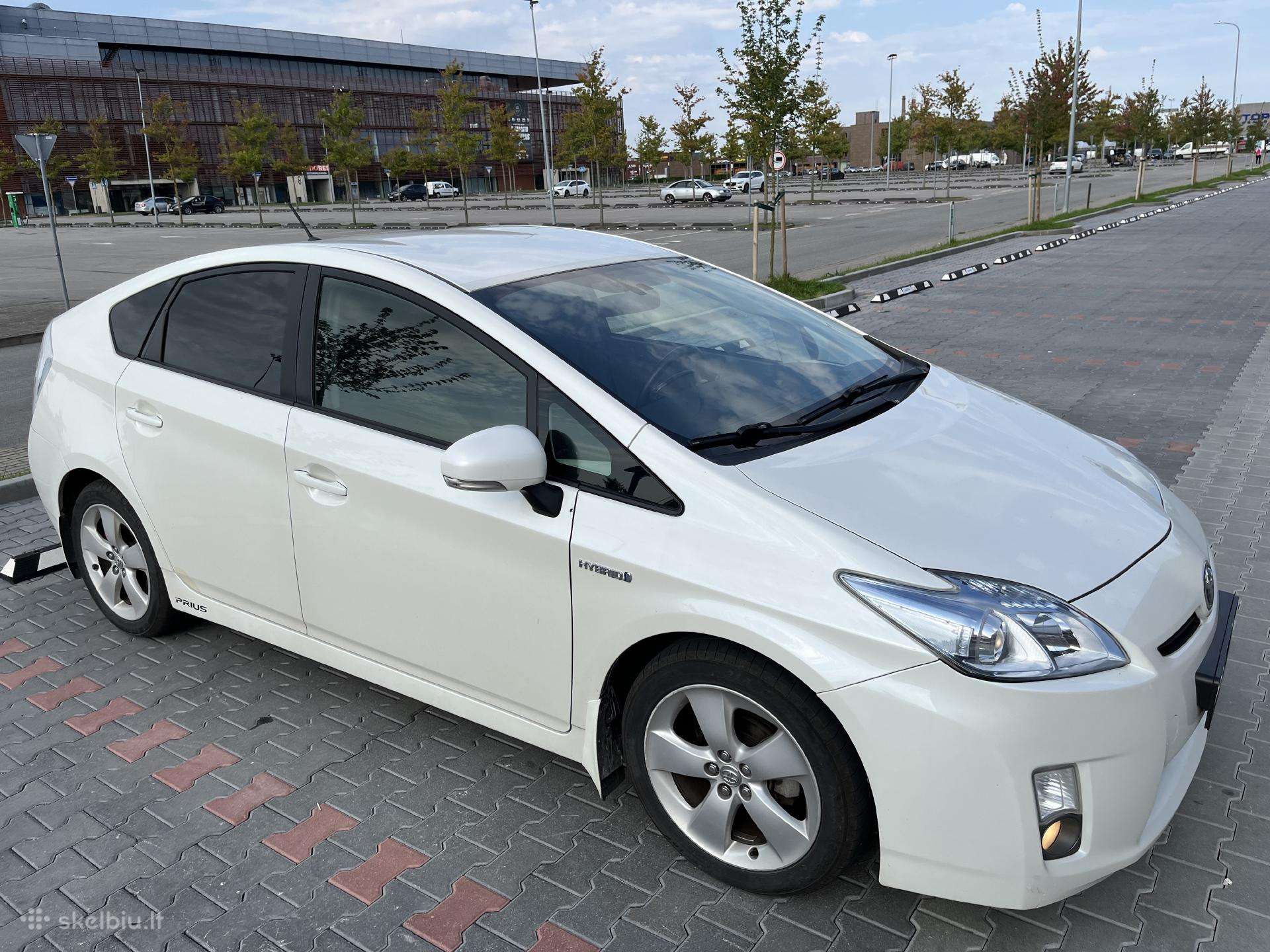 Ilgalaikė Toyota Prius 3 nuoma taksi veiklai.