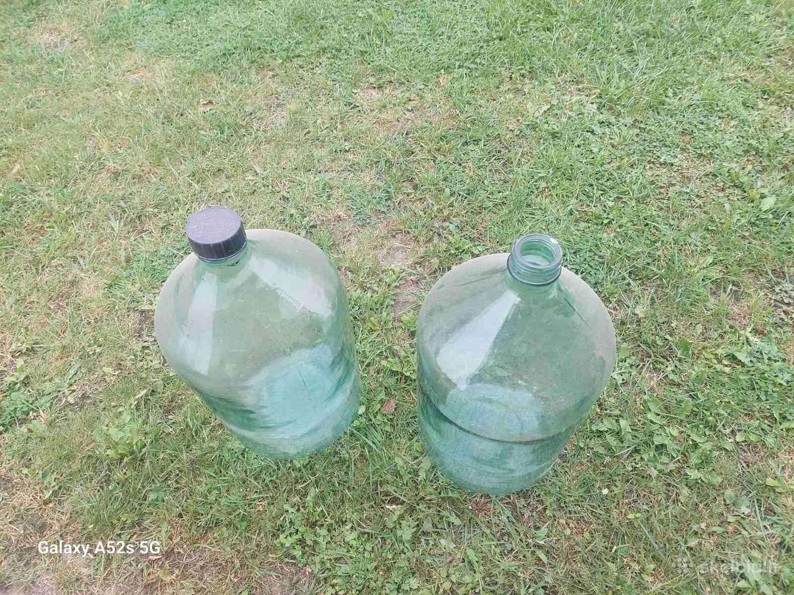 Parduodami vyno buteliai