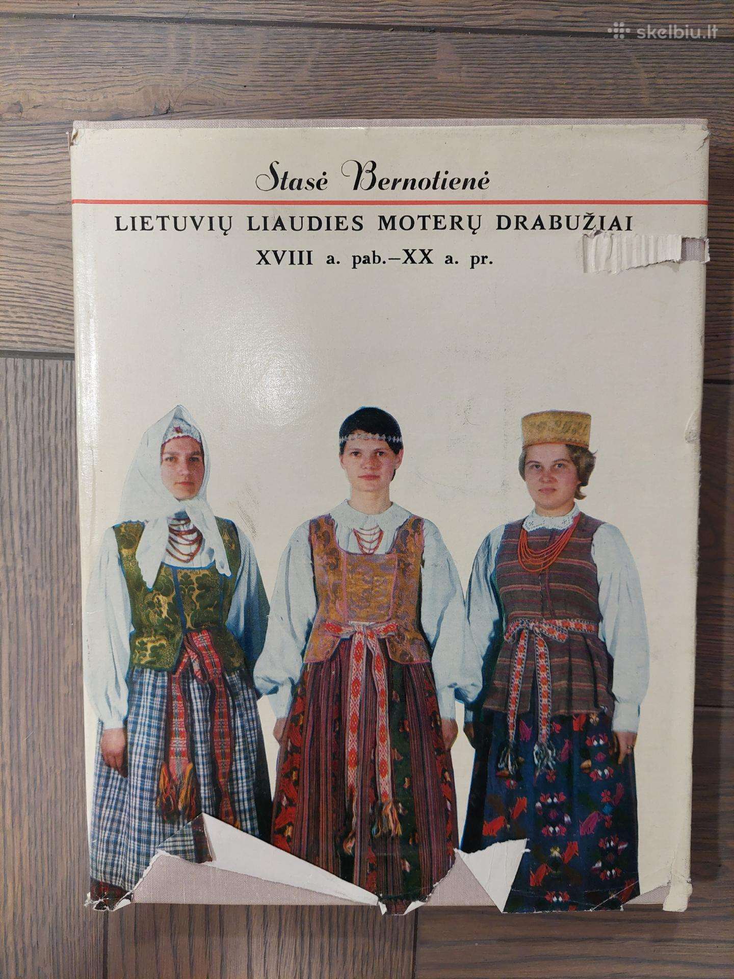 Lietuvių liaudies moterų drabužiai