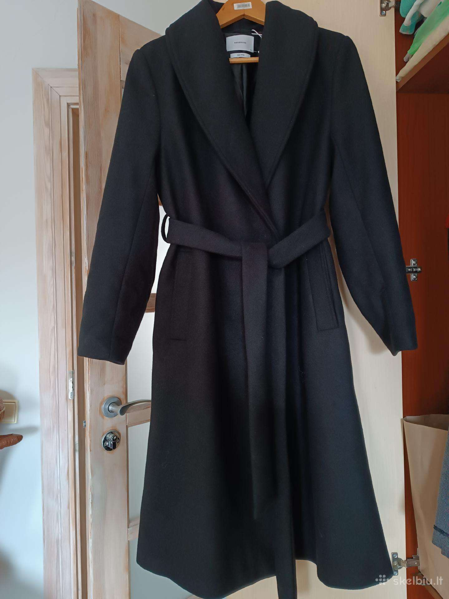 Naujas juodas paltas su vidinėmis sagomis