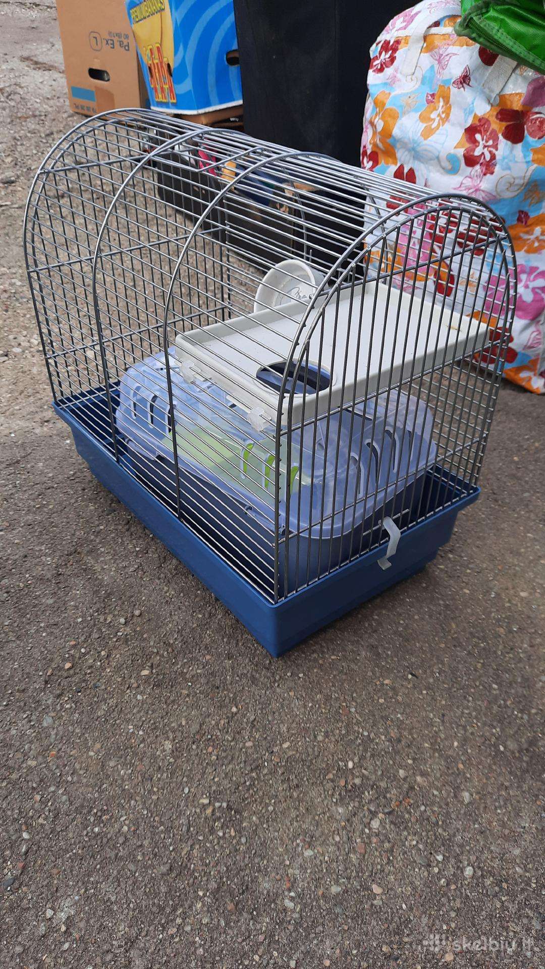 Narvelis ir 1 konteineris transportavimui.