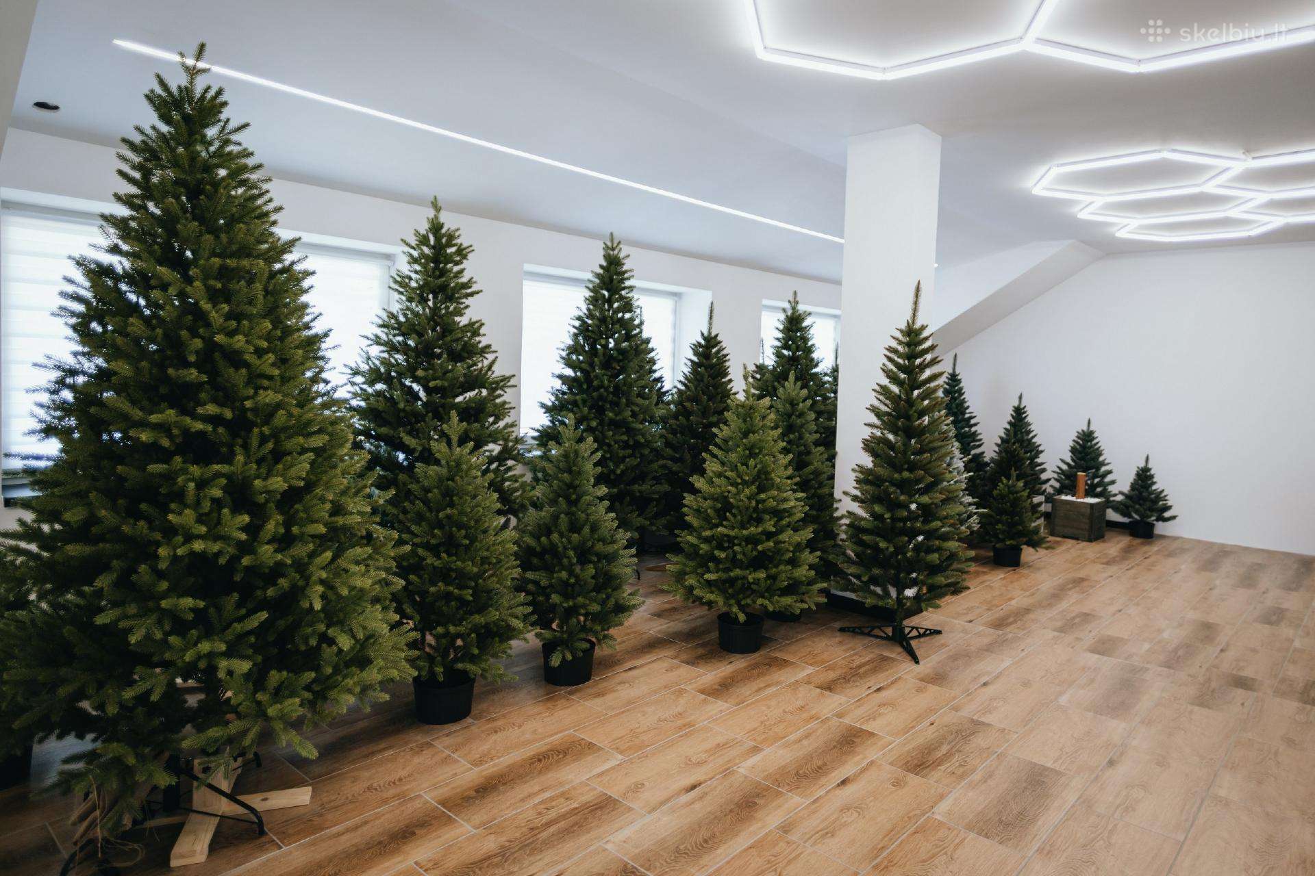 Kalėdinės dirbtinės eglutės, lauko girliandos.