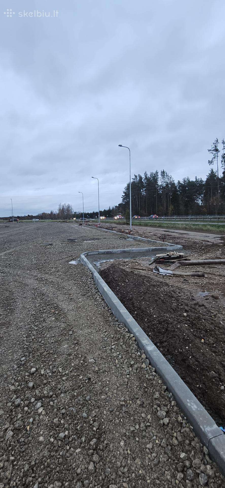 Meistrai ir pagalbiniai prie trinkeliu