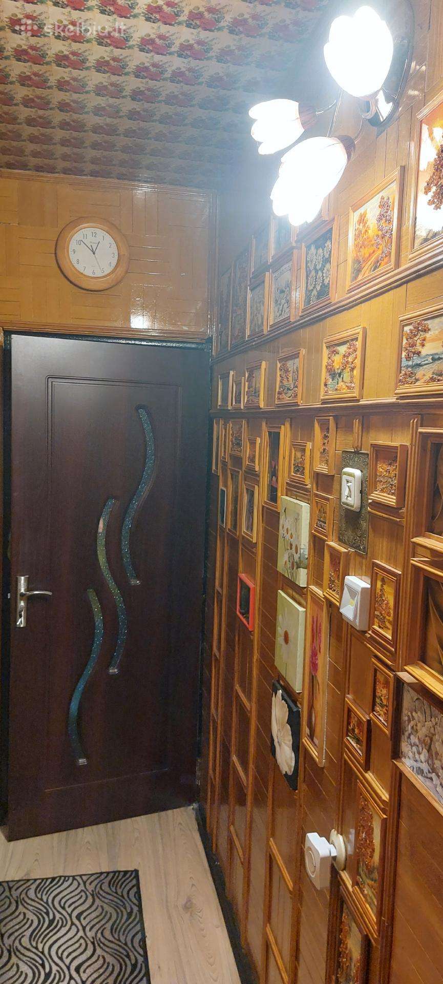 Parduodamas Erdvus 3 Kambariu Butas su Holu