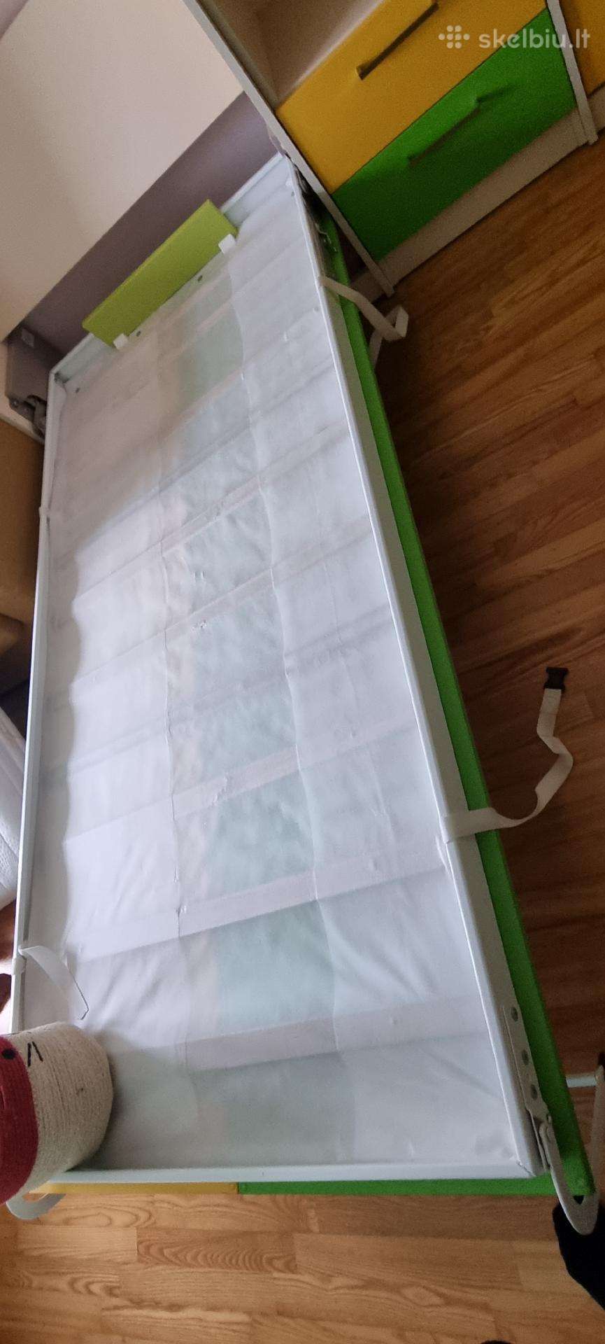 Vaikiškos lovos spintoje