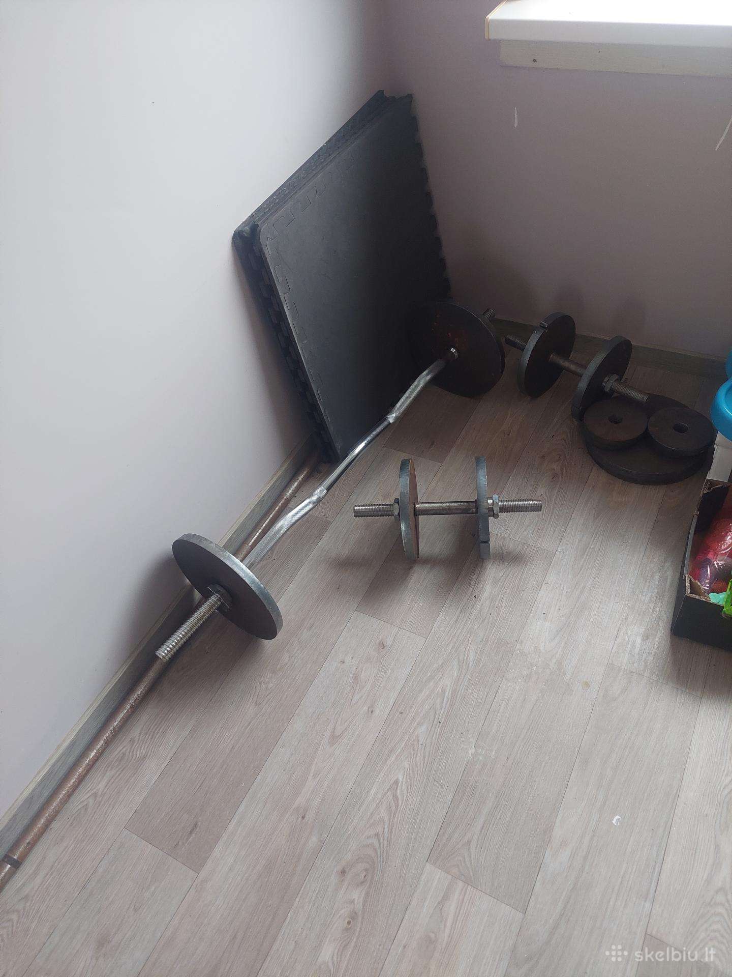 Sportavimo hanteliai ir štangos su suoliuku