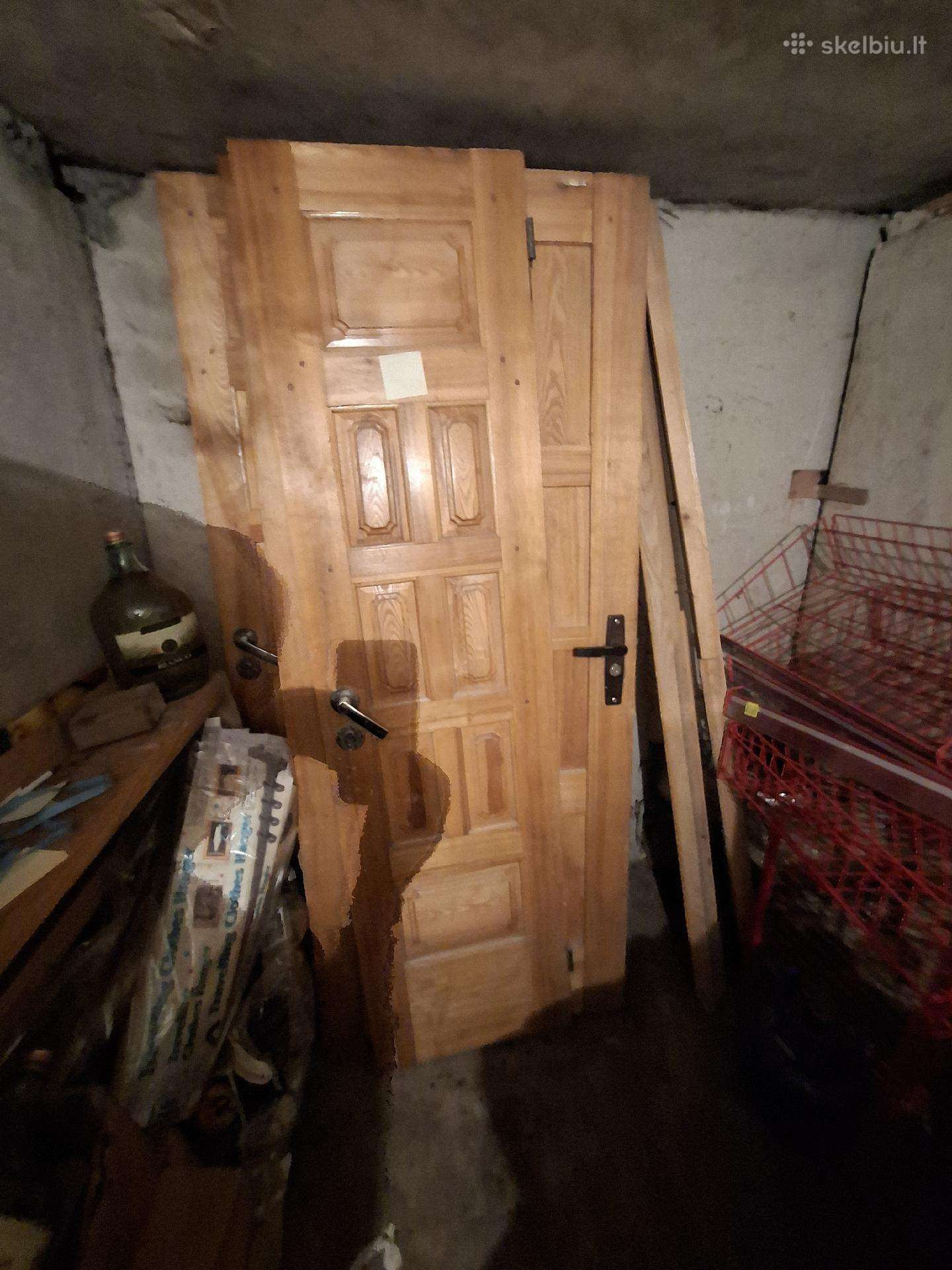 Medinės durys