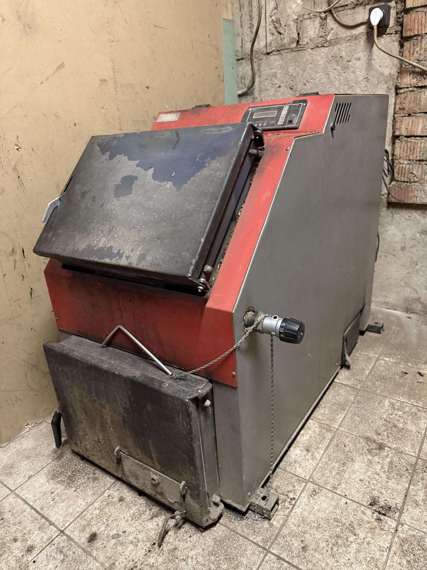 Parduodamas kieto kuro katilas 26kw.