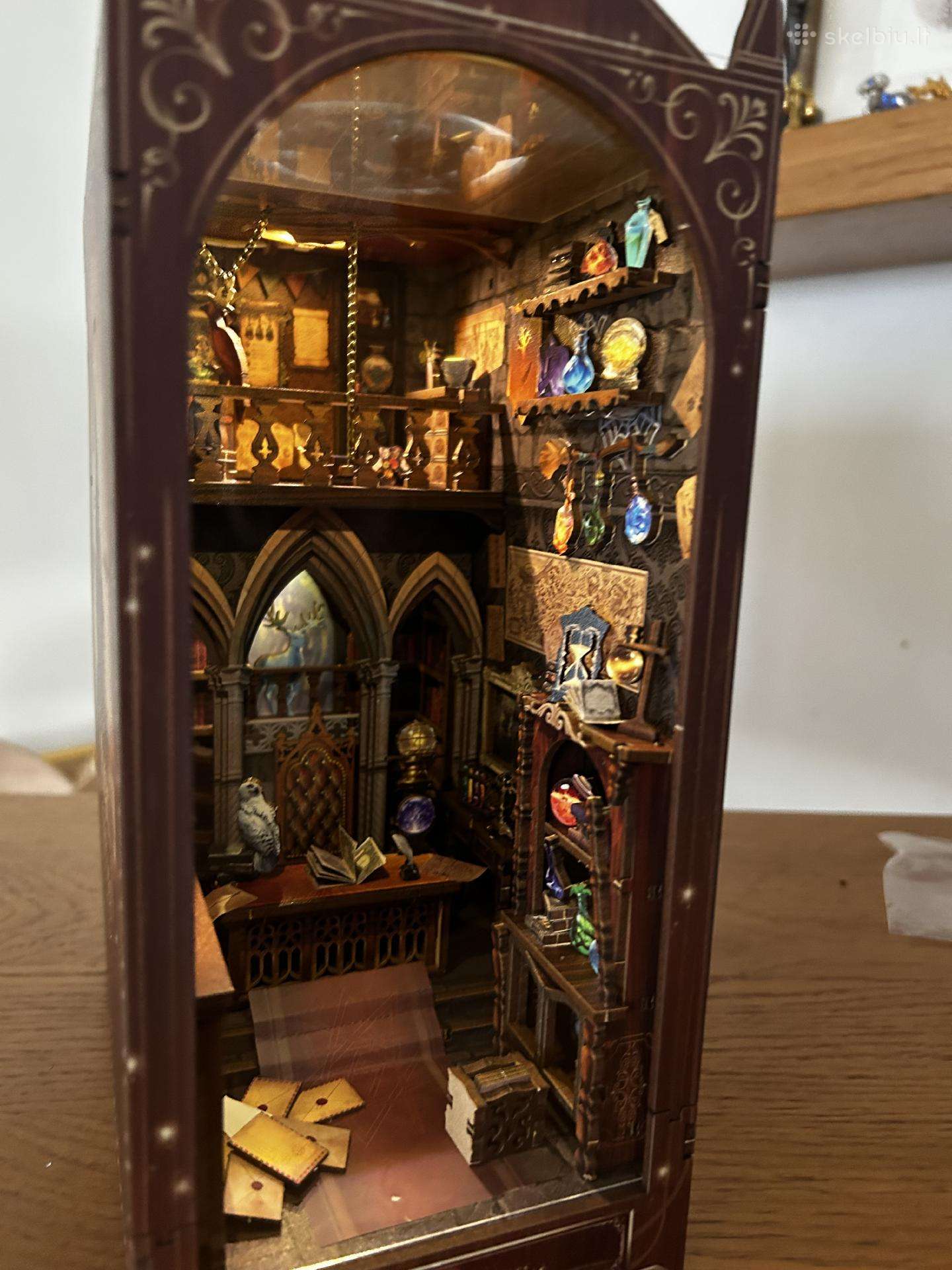 Magic office – interjero detalė knygų lentynai
