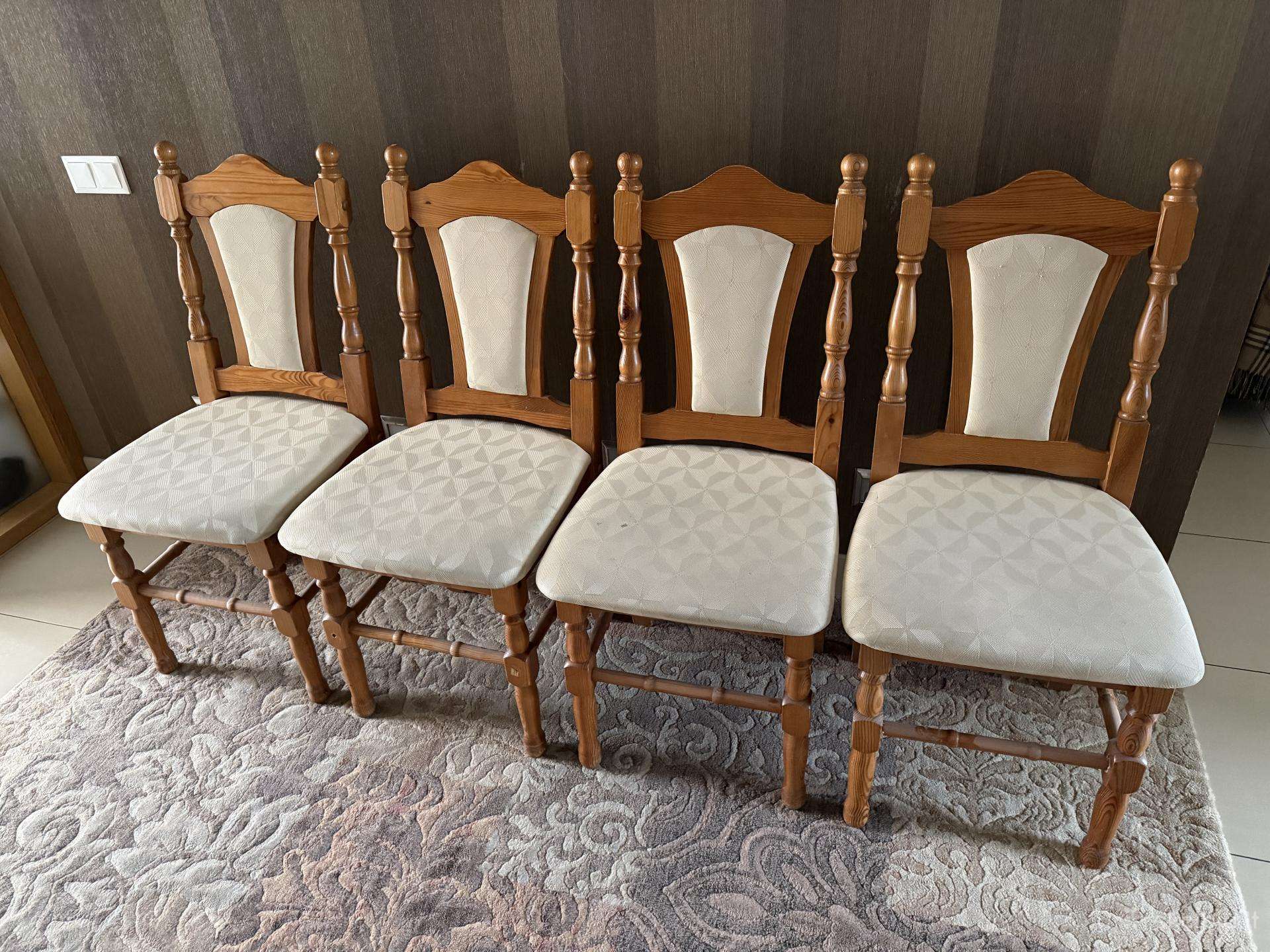 4 kėdžių komplektas