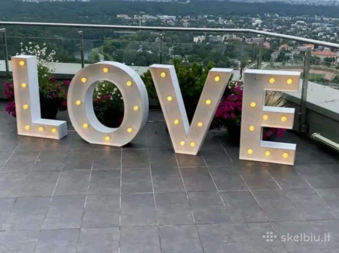 Parduodama šviečiančios raidės Love