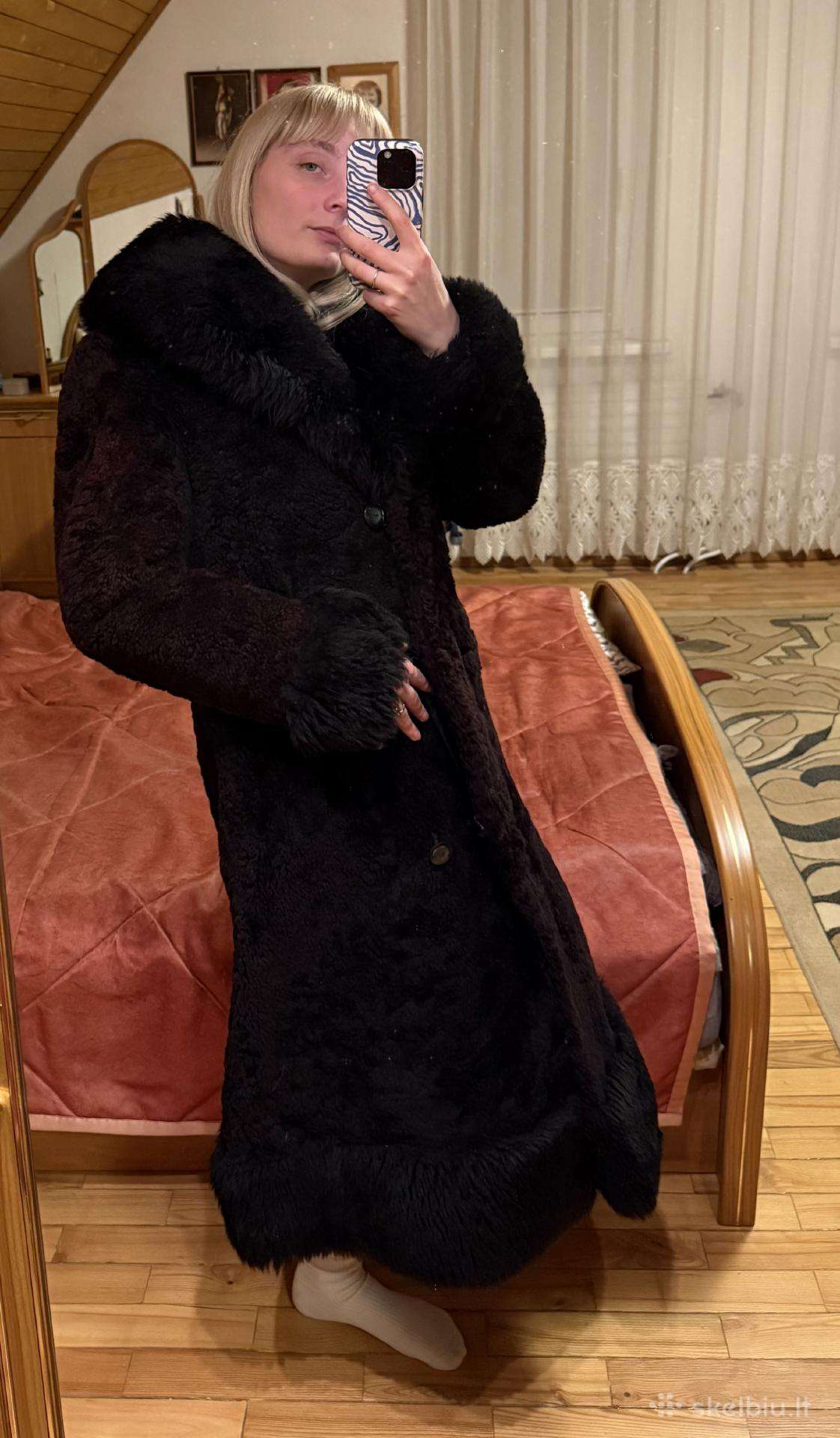 Juodi ilgi elegantiški avikailio kailiniai