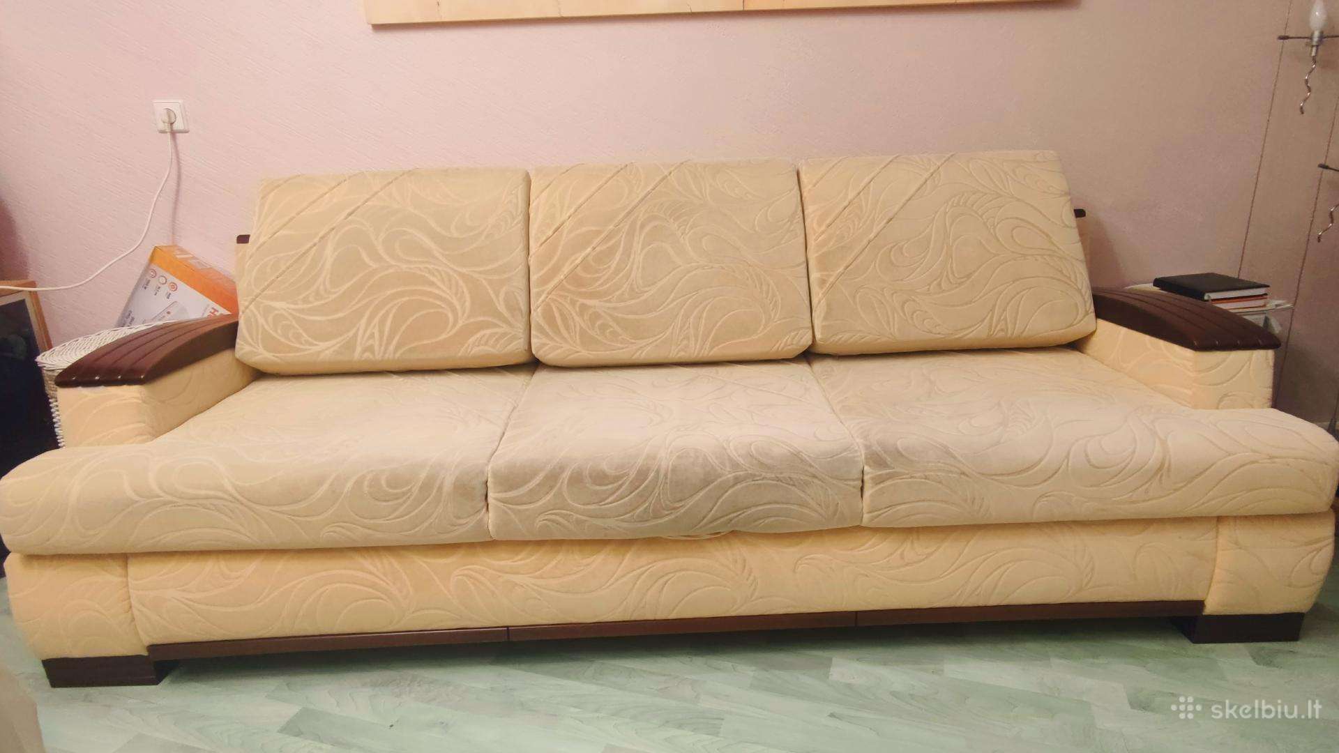 Skubiai didelė trivietė sofa plius pufas