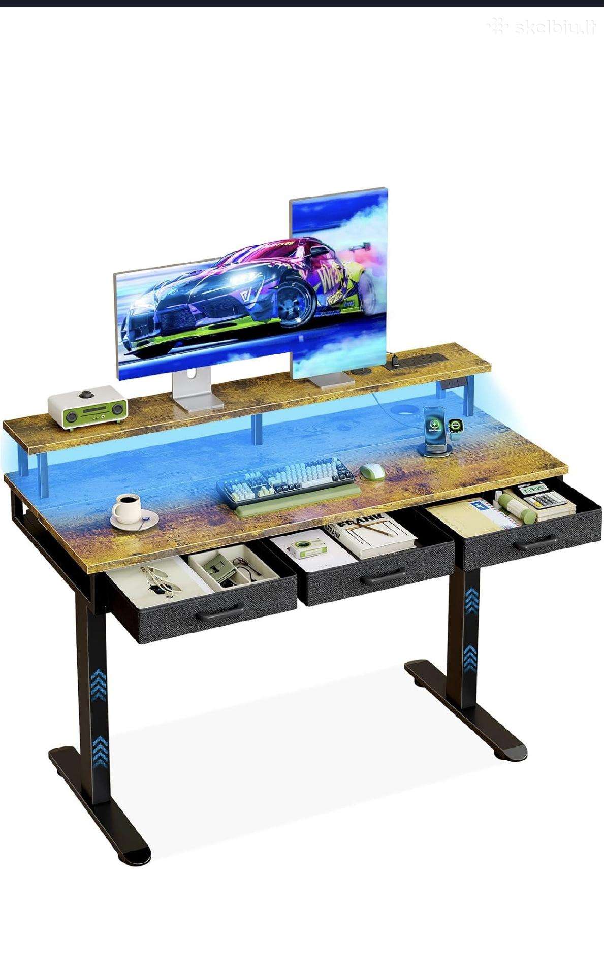 Desk with 3 drawers and 2 shelves