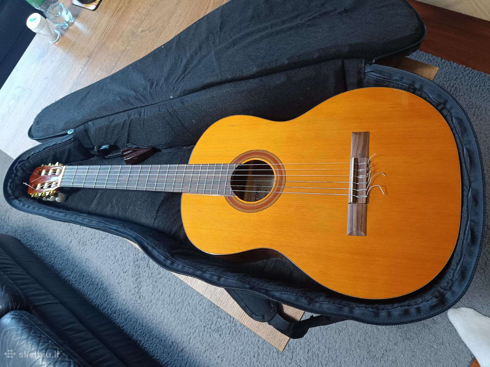 Parduodu klasikinę gitara su priedais