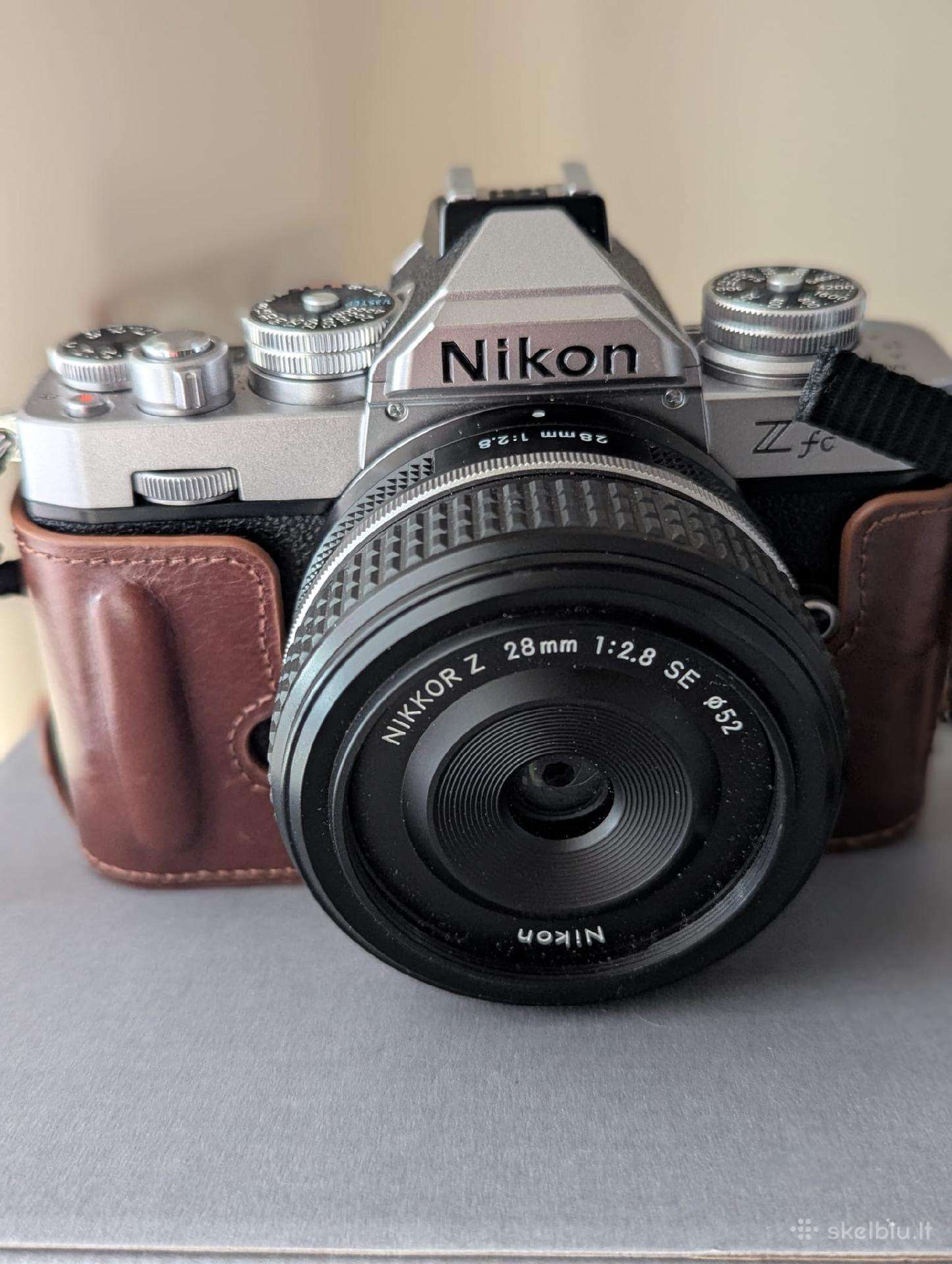Nikon Z fc fotoaparatas su Nikkor Z 28mm f/2.8 Se
