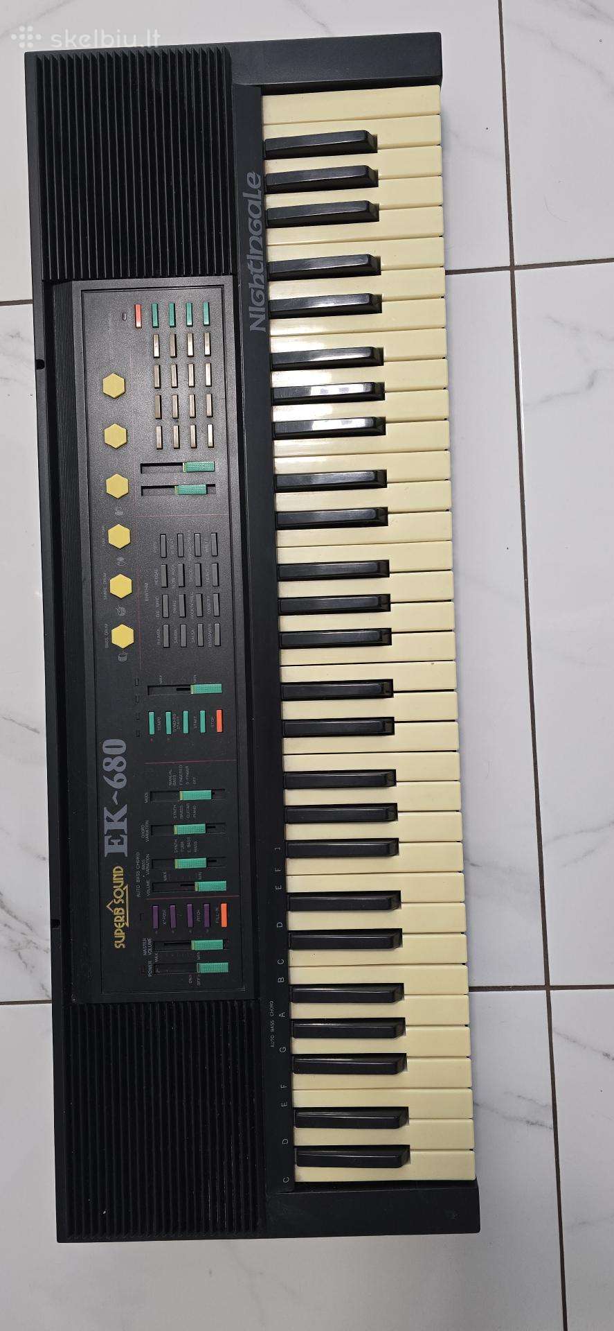 Sintezatorius Ek-680