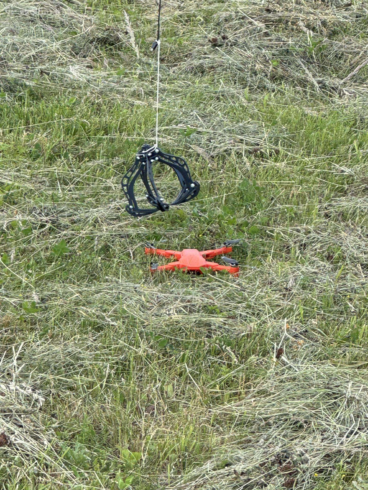 Grab sistemos dronams (drono gelbėjimo sistema)