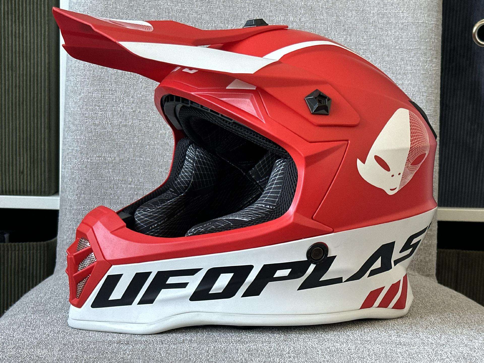Motociklo šalmas Ufo Plast dydis Yl raudonas – 56€