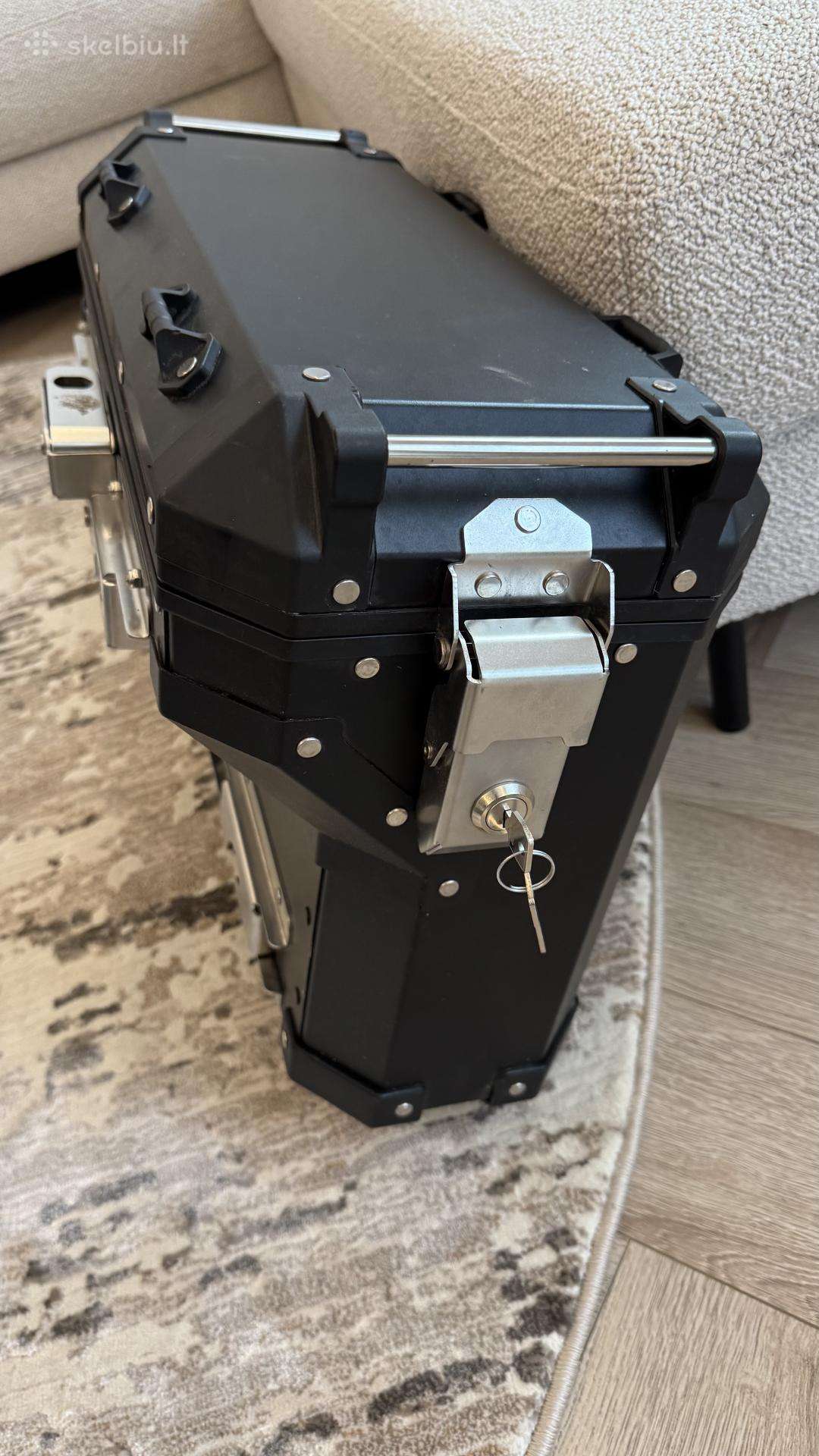 Moto daiktadėžė metalinė
