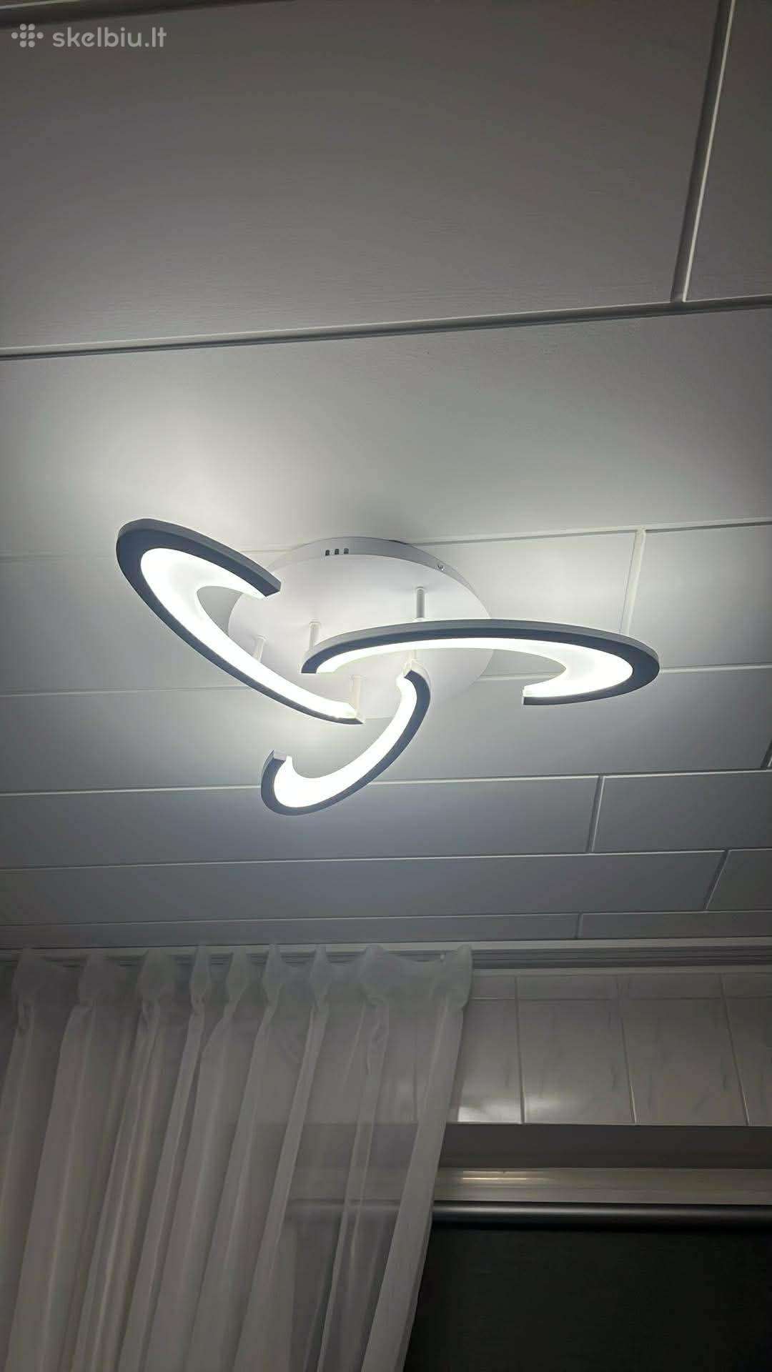 Modernus LED lubu šviestuvas.