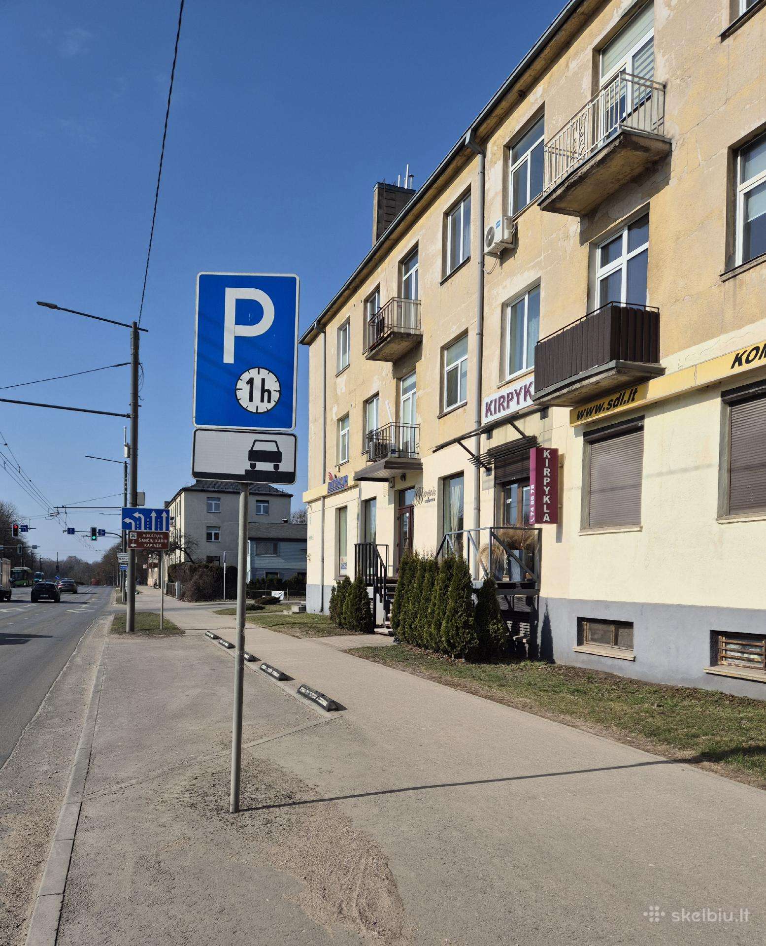 Darbas manikiūrininkei ir universaliai kirpėjai