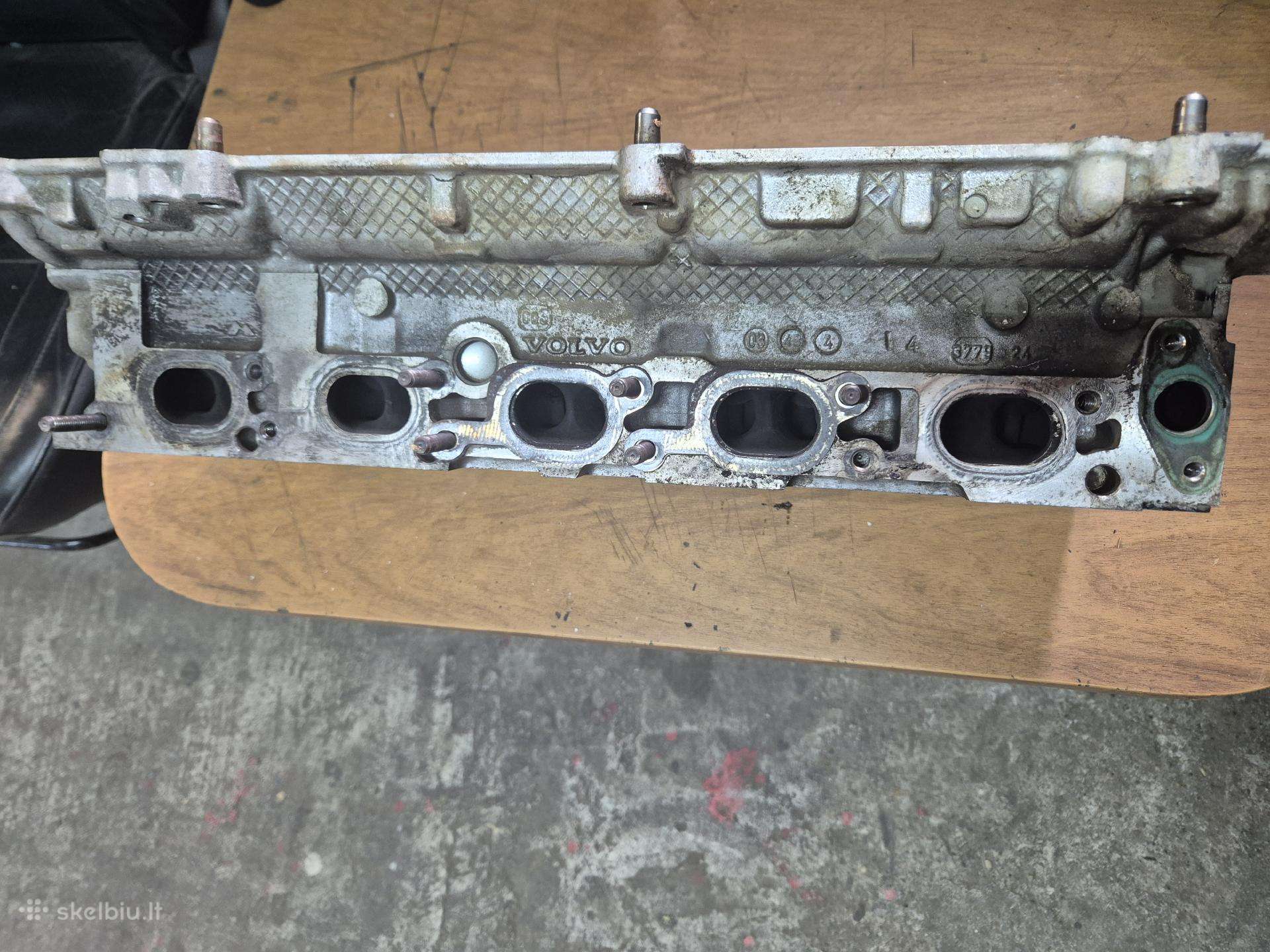 Volvo XC90 cylinder head