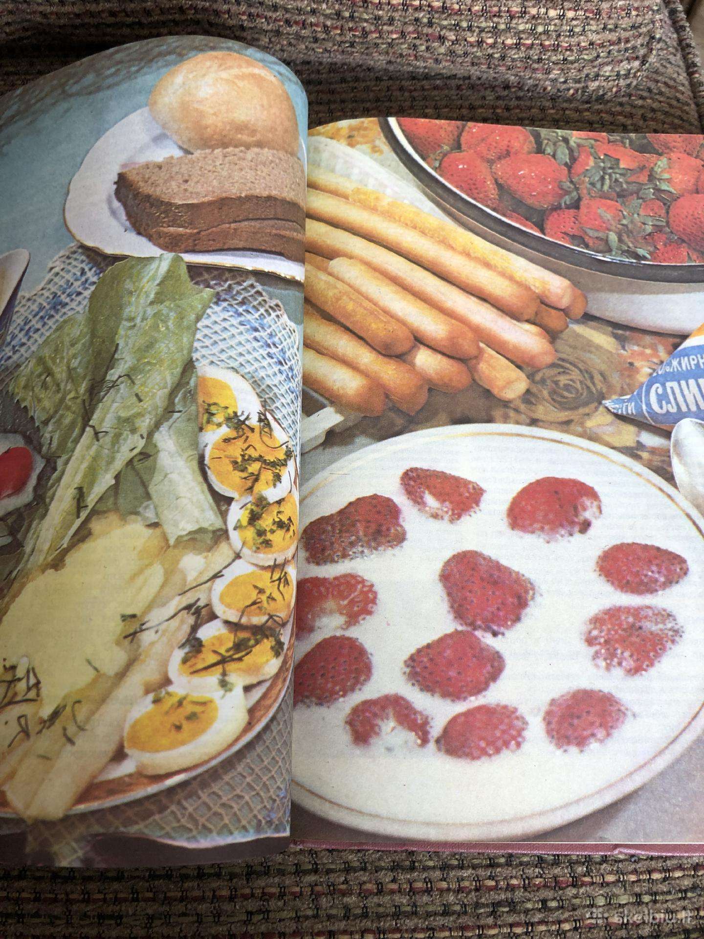 1988 metu knyga, 366 puslapiai