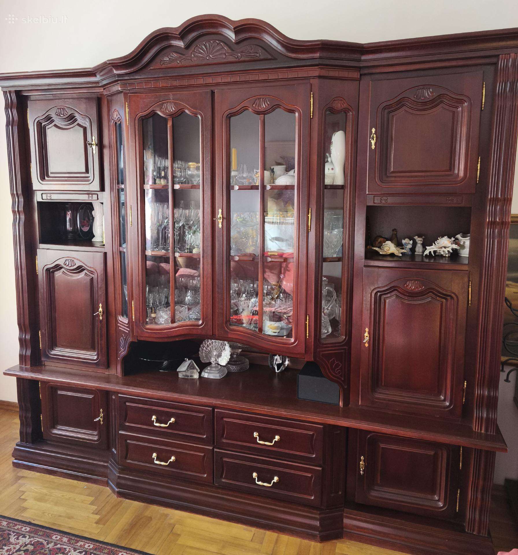 Parduodu indaują ir stalą su šešiom kėdėmis