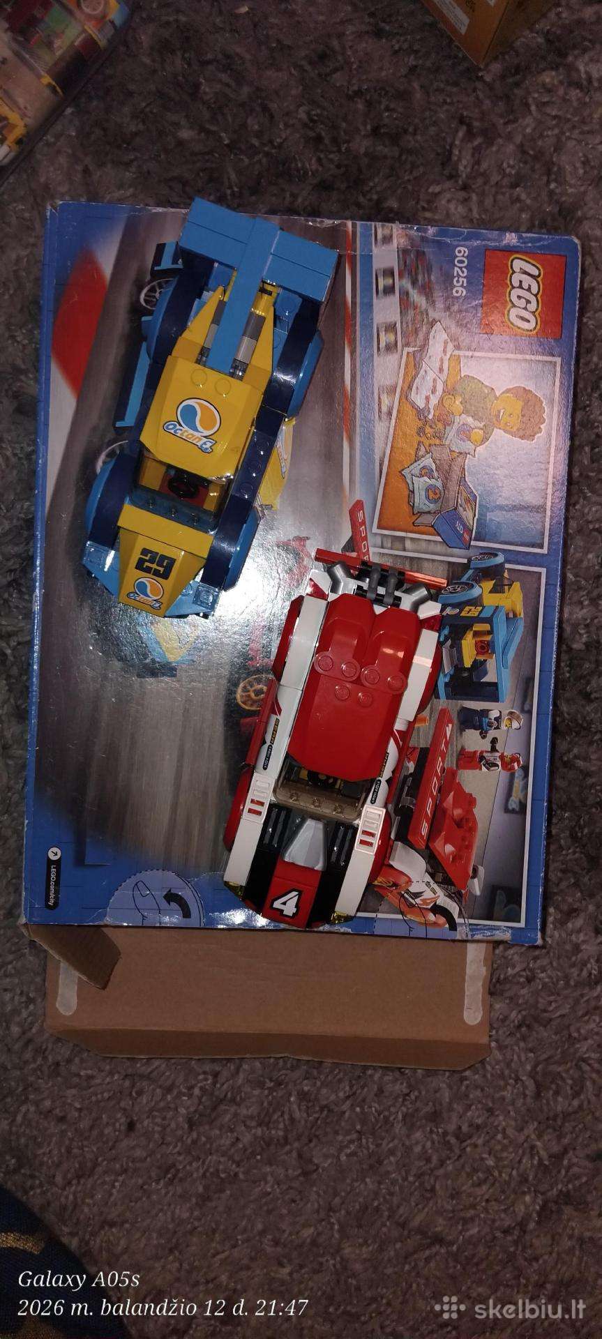 Dvi lego masinos be defektu turi visas detales