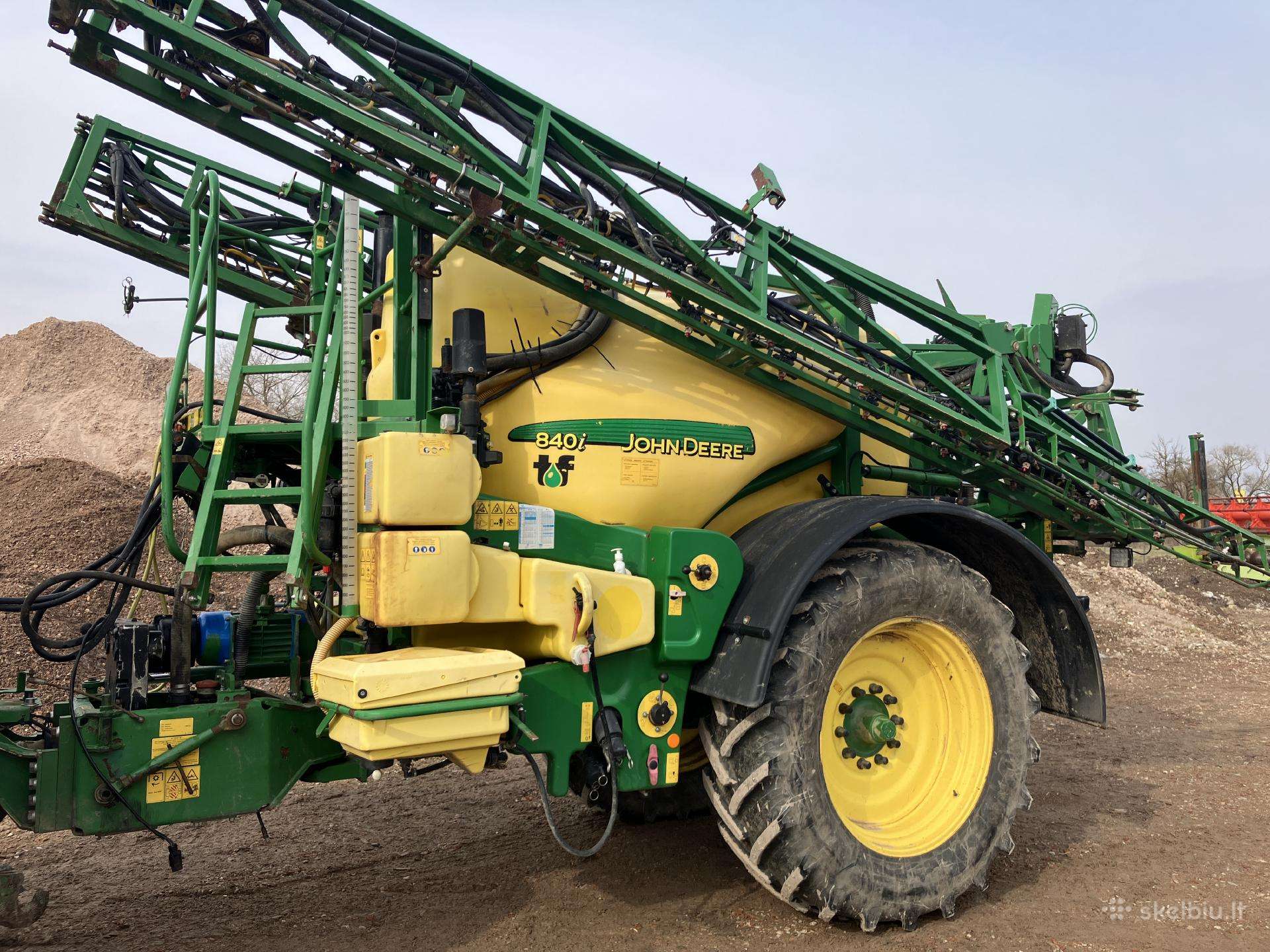 John Deere 840i, sprayers