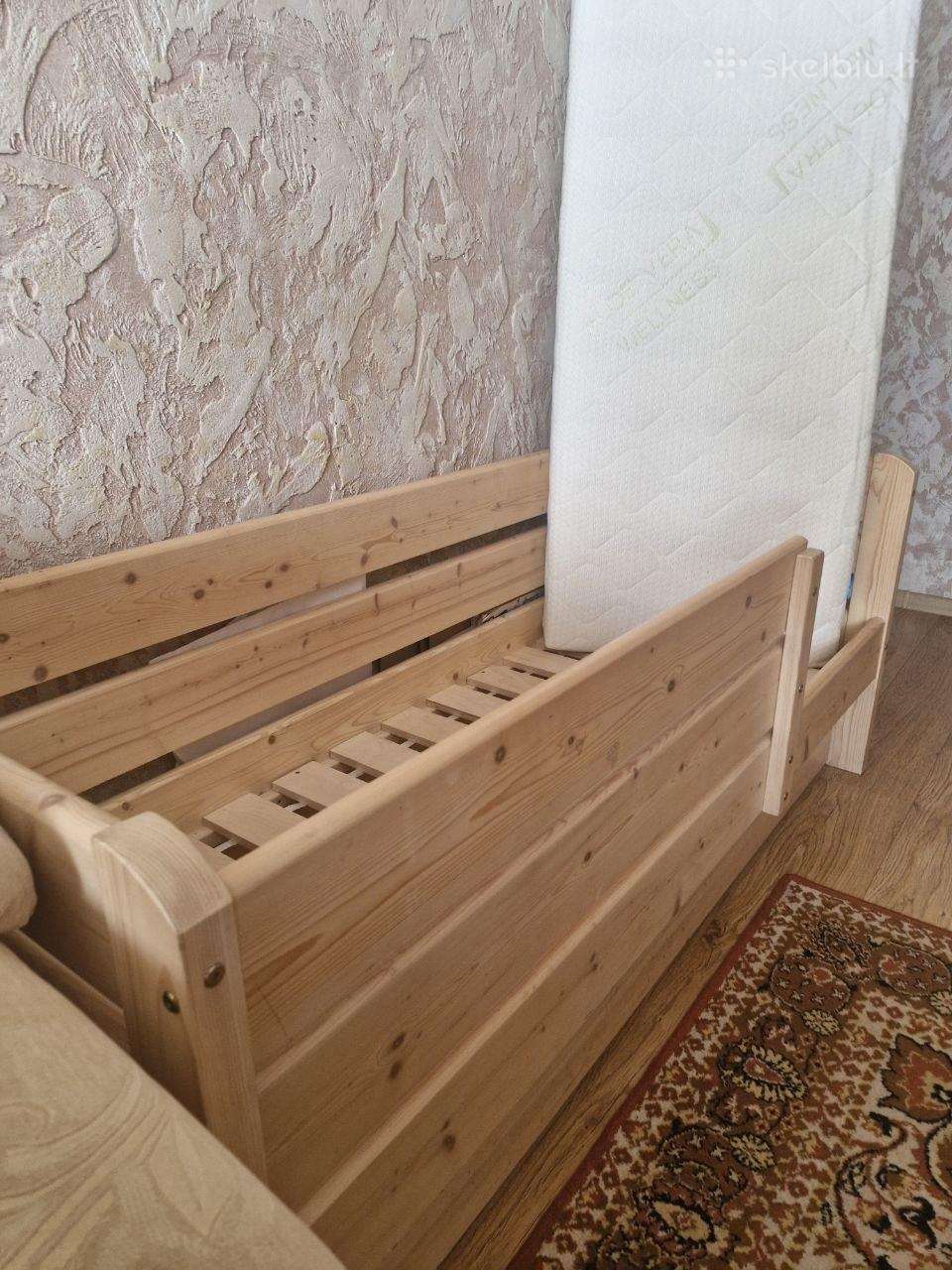 Naudota puikios kokybės medinė lova su čiužiniu