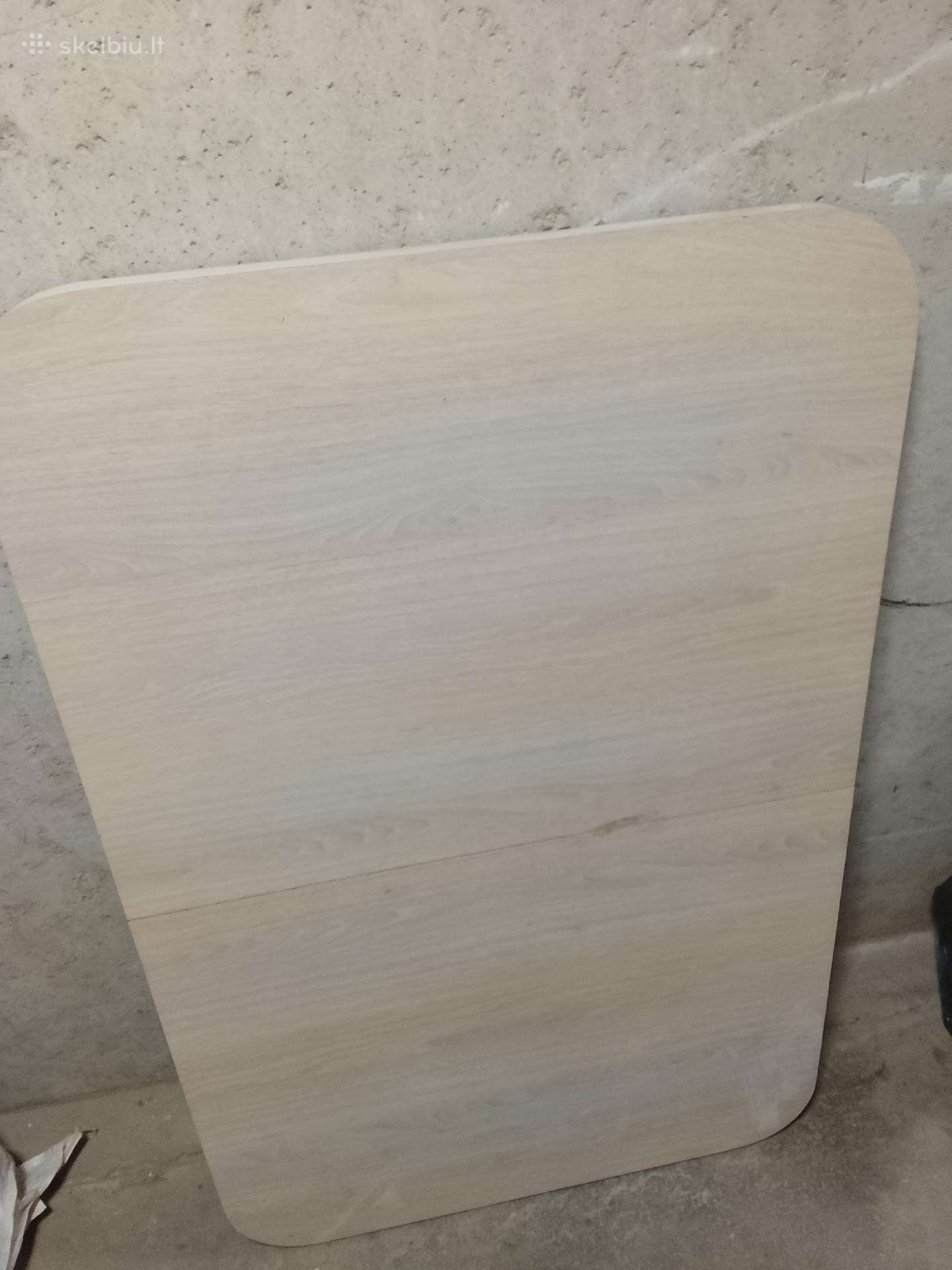 Stalviršis su kriaukle. Stalas.