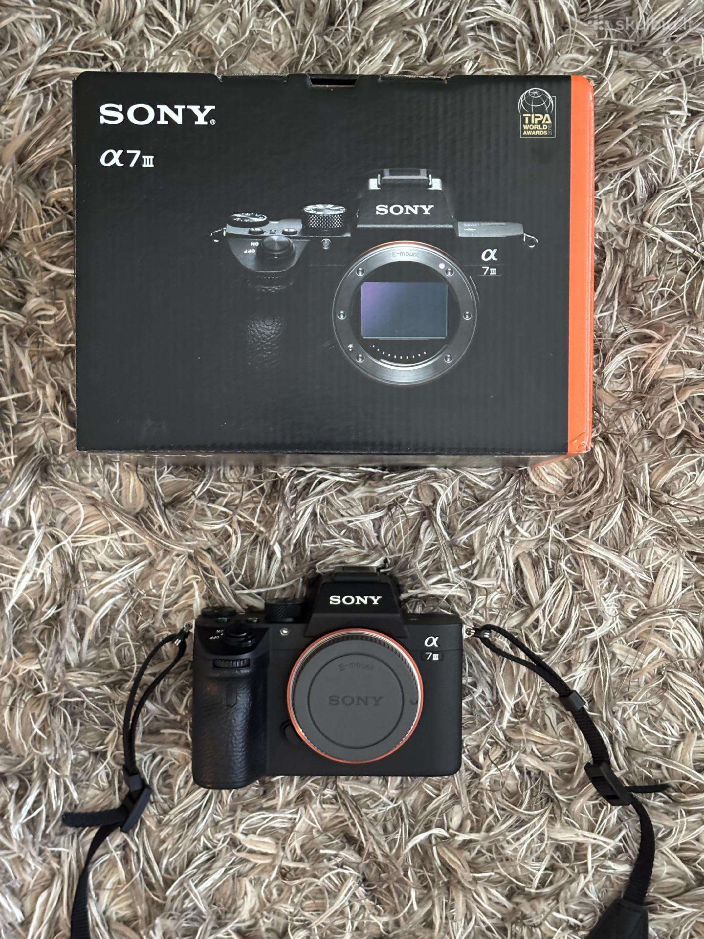 Sony A7III su priedais