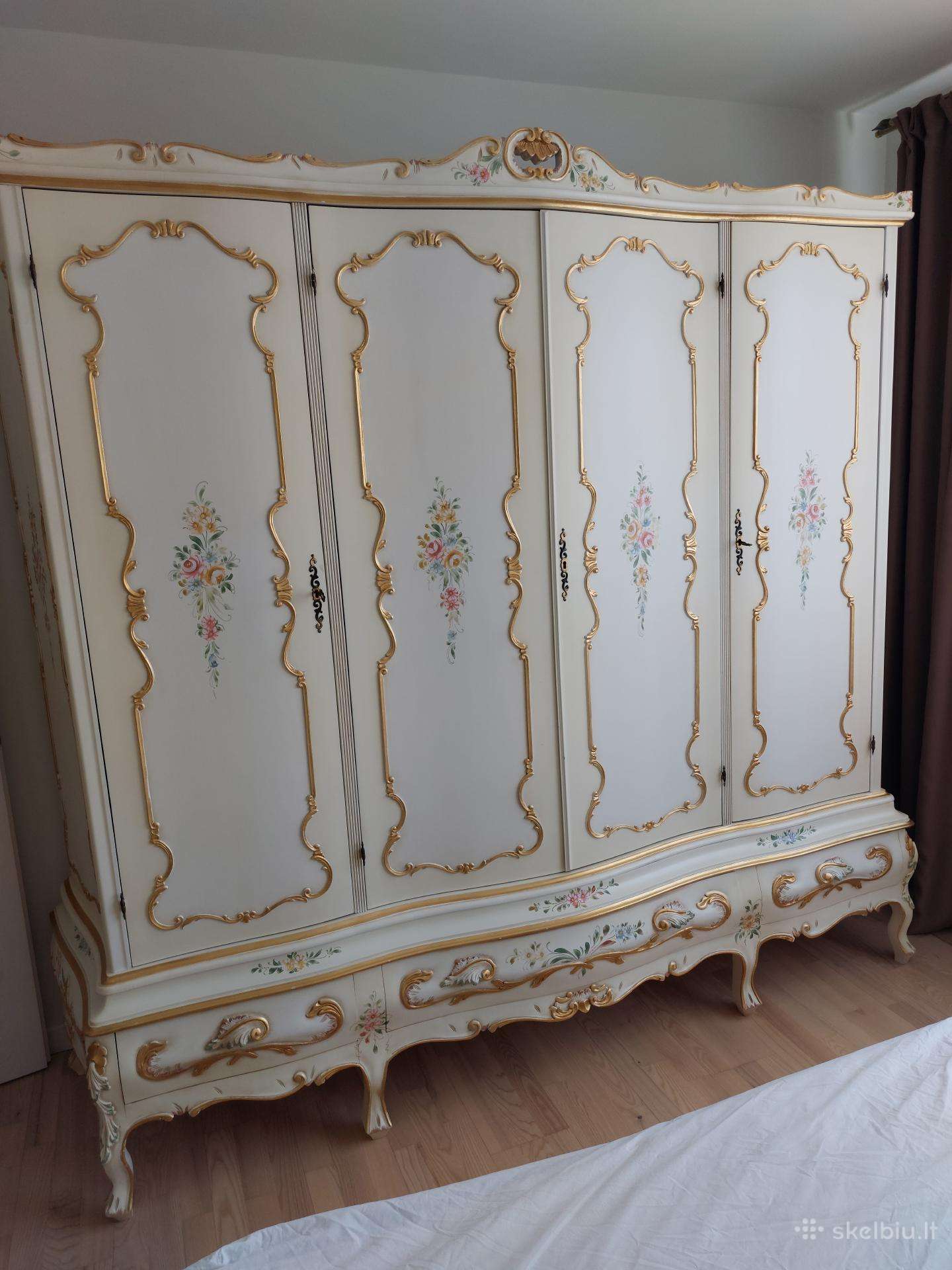 Parduodami elegantiški rokoko stiliaus baldai