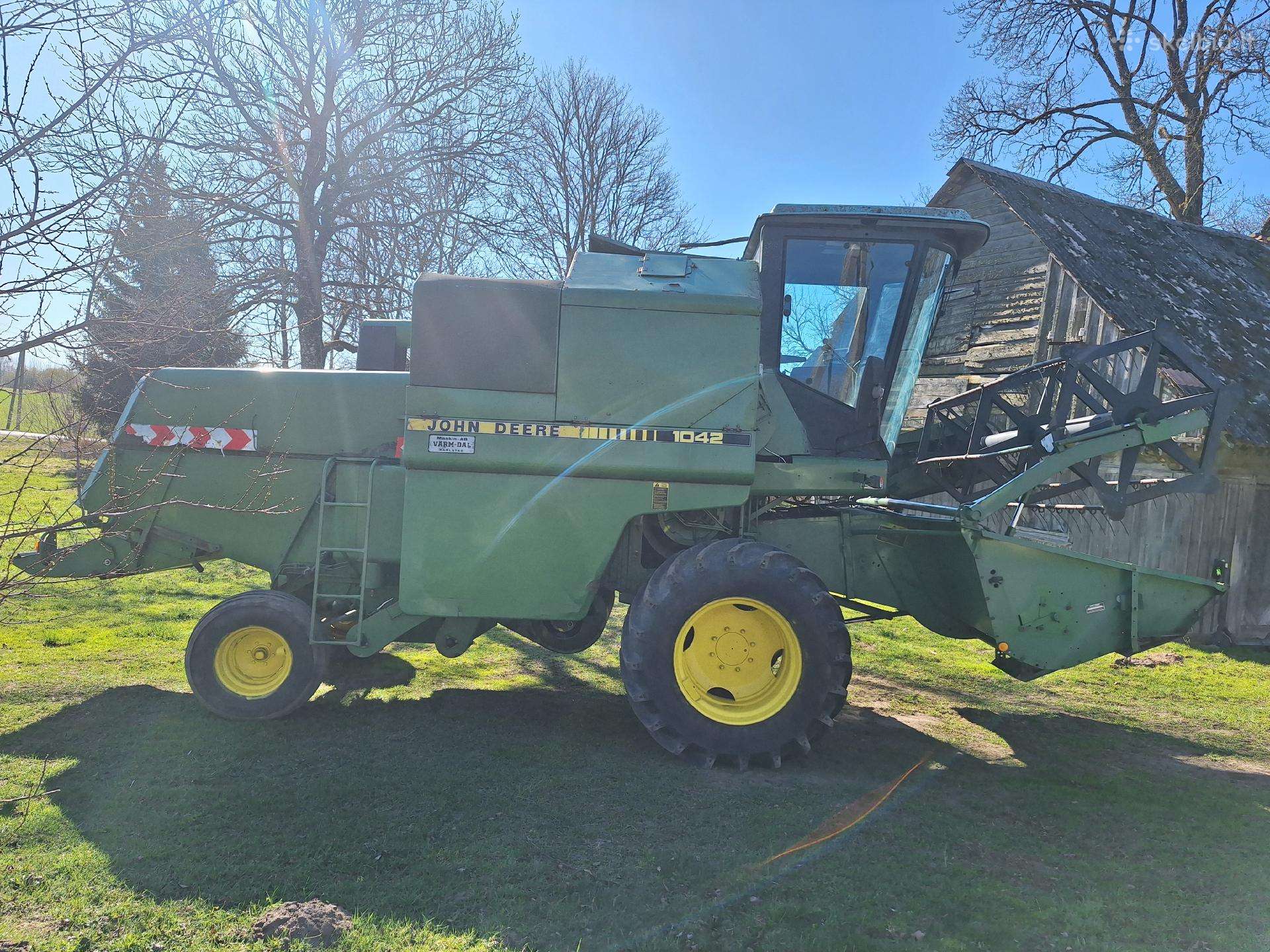 John Deere 1042, kombainai