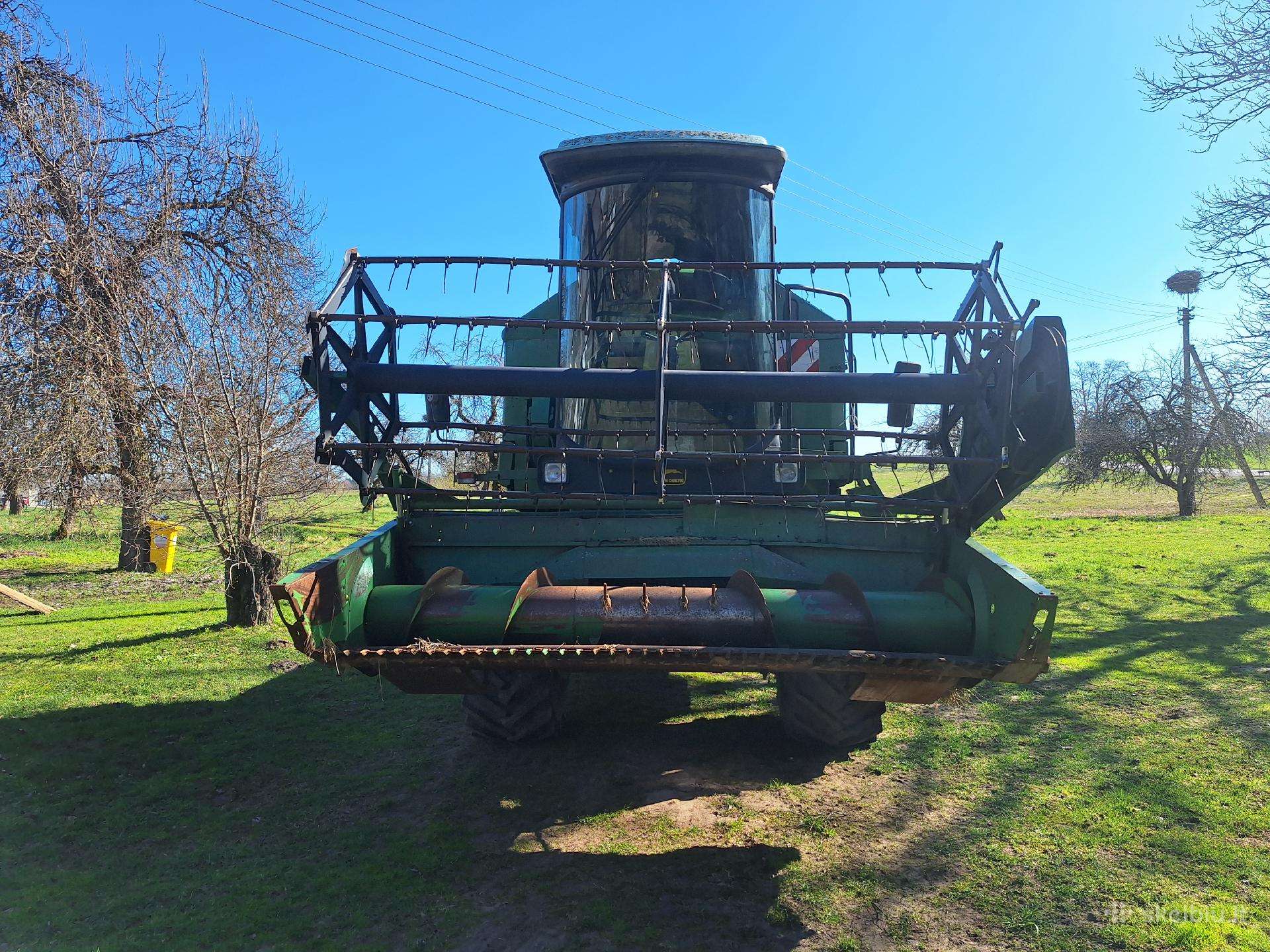 John Deere 1042, kombainai