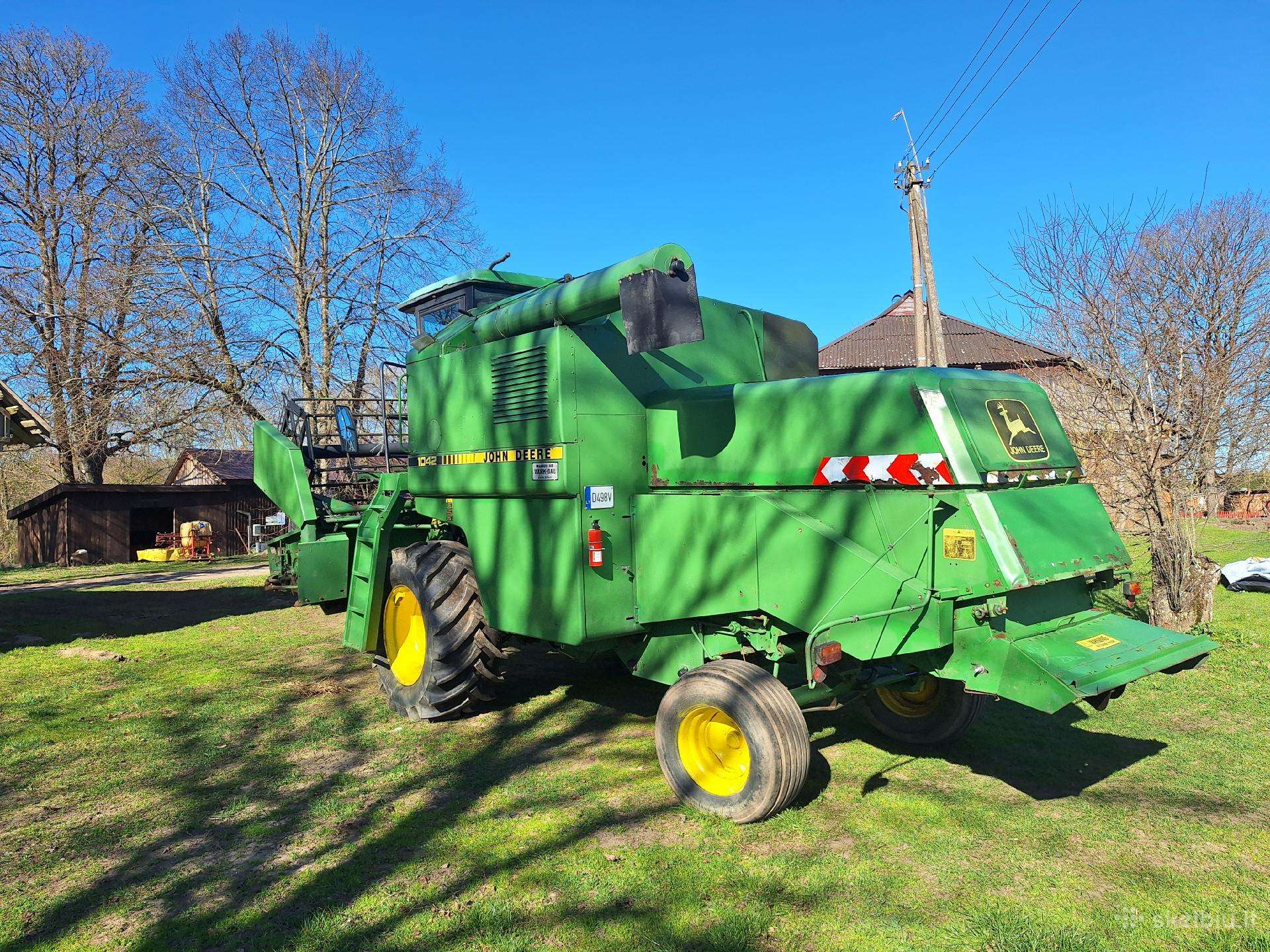 John Deere 1042, kombainai