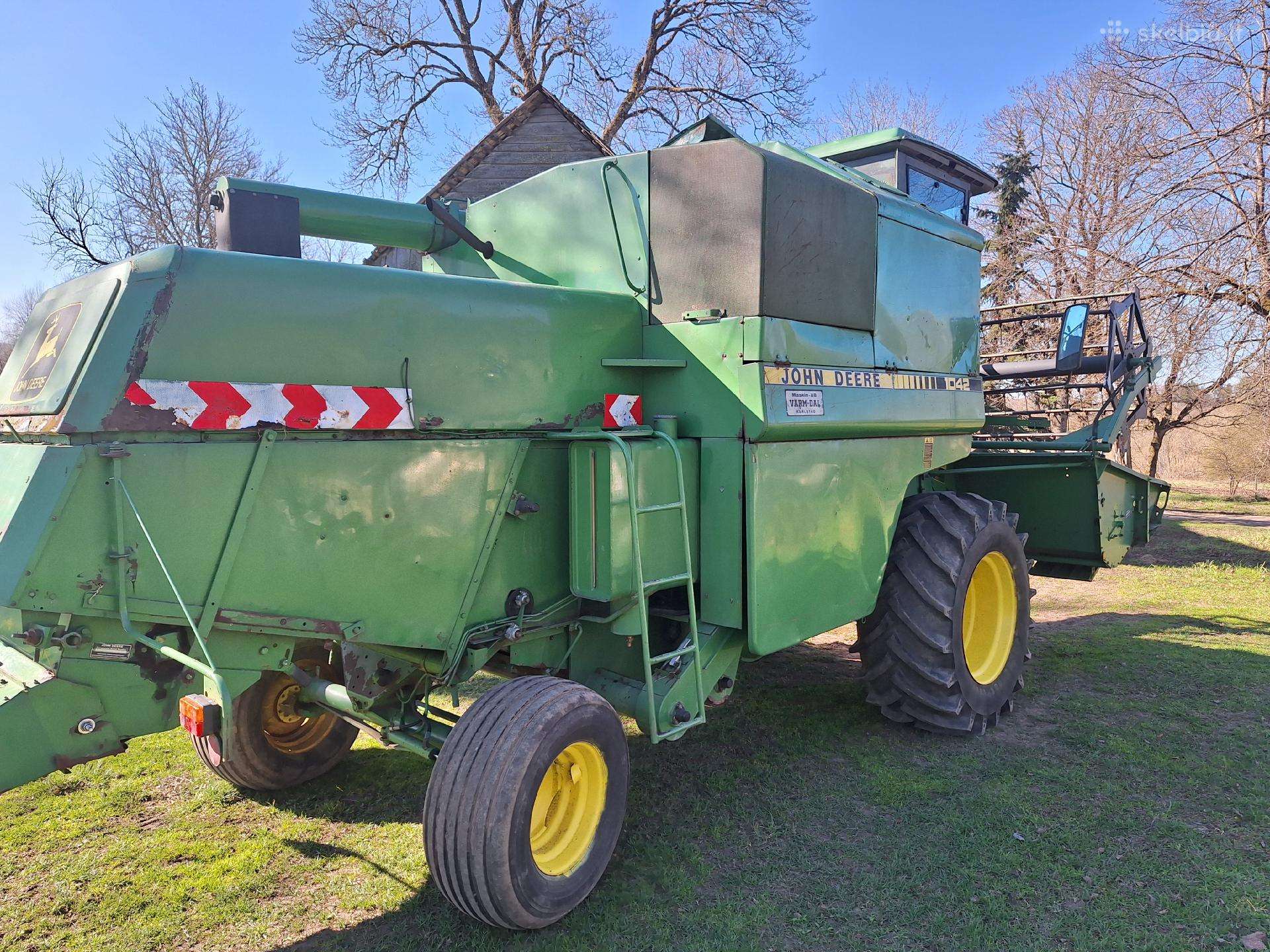 John Deere 1042, kombainai