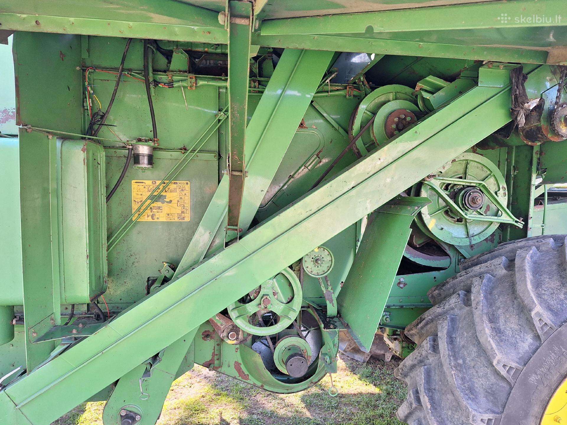 John Deere 1042, kombainai