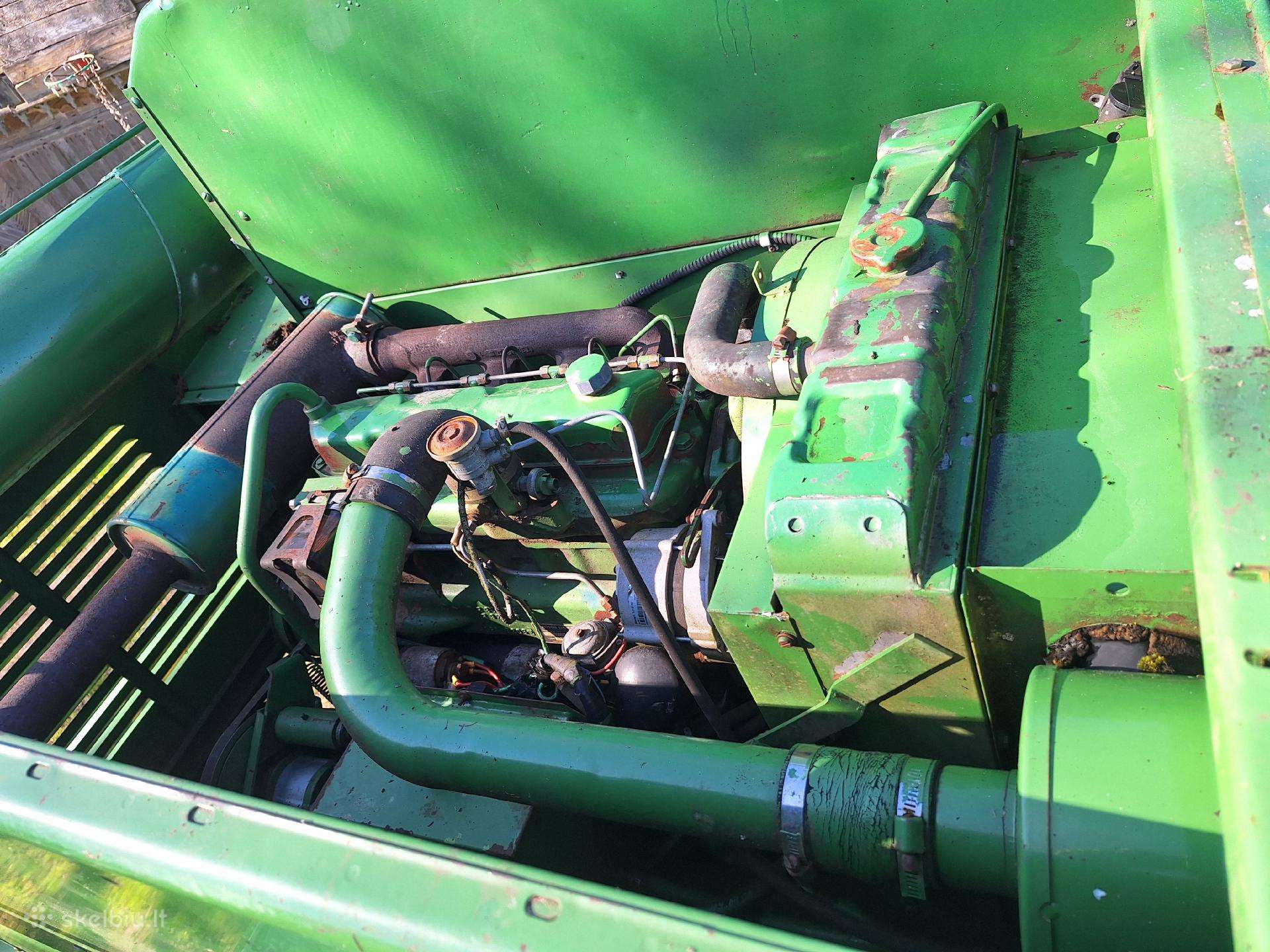 John Deere 1042, kombainai