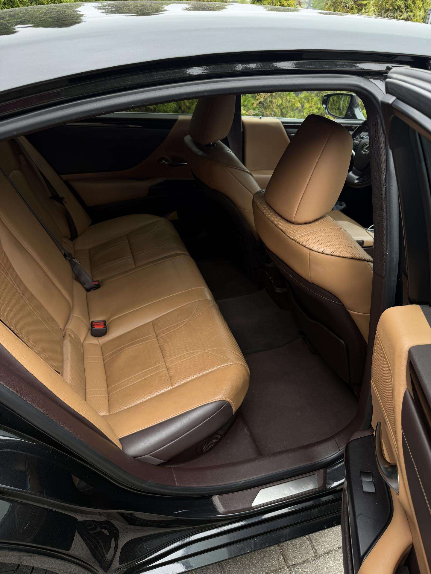 Lexus ES 300h, sedanas